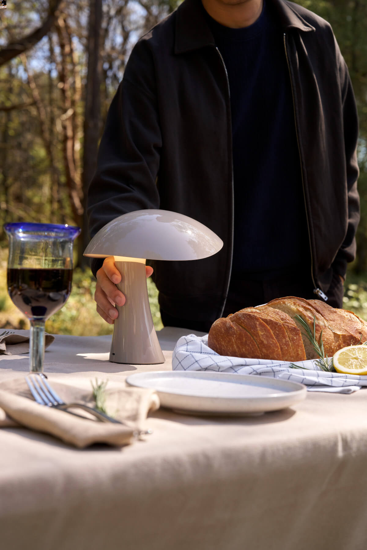 Louis Poulsen Rumee 220 Portable Lampe, kabellose Tischleuchte mit Akku und stilvollem skandinavischem Design.