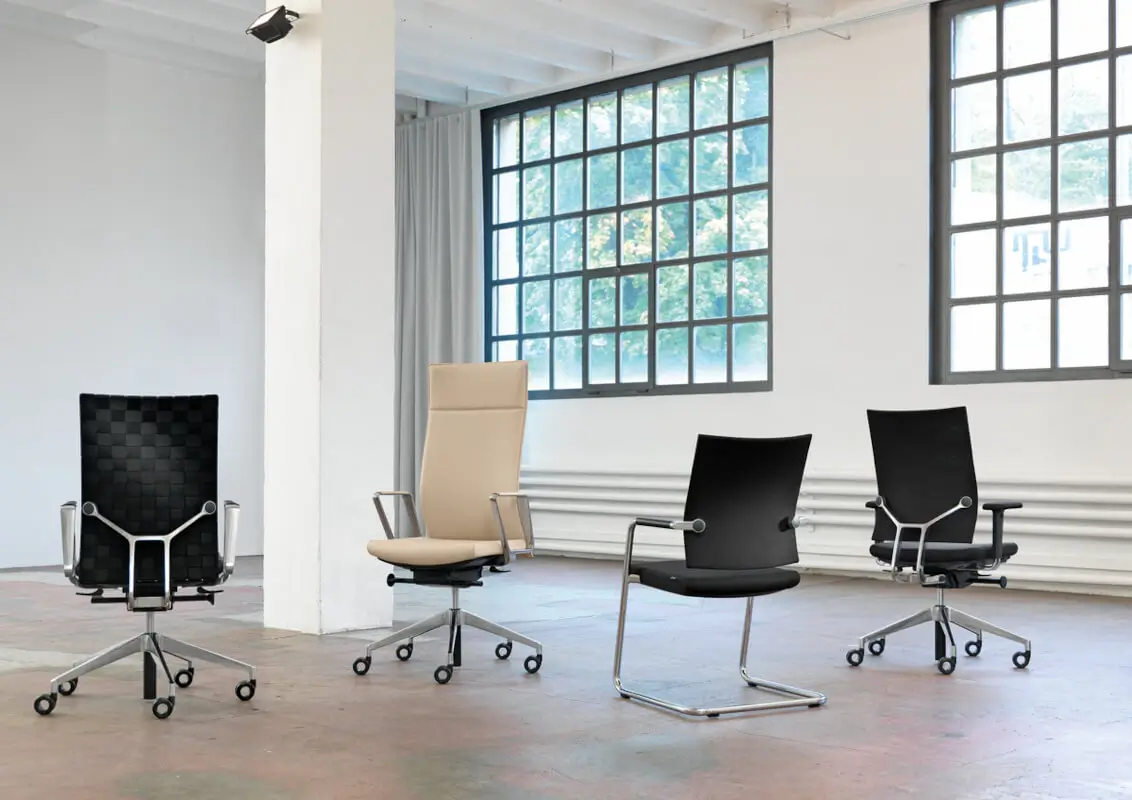 Girsberger Diagon Executive Bürostuhl in einem großzügigen Besprechungsraum mit weiteren Sitzvarianten der Serie.