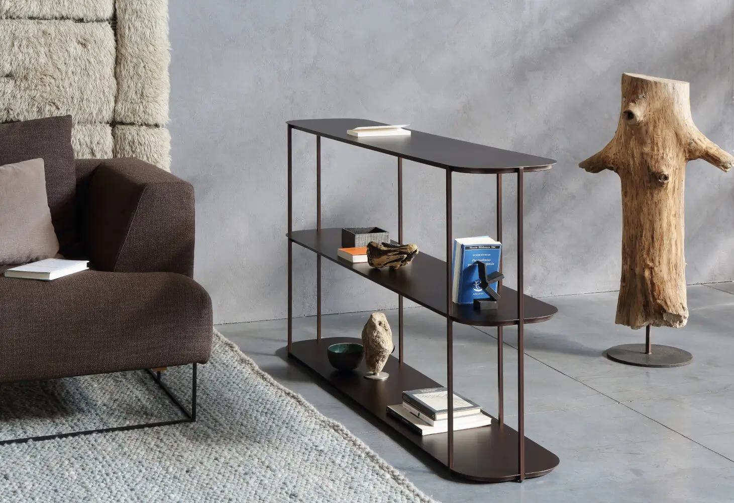 Zeus Eveline Sideboard mit 4 abgerundeten Ecken als elegantes Designmöbel neben einem Sofa im modernen Wohnbereich.