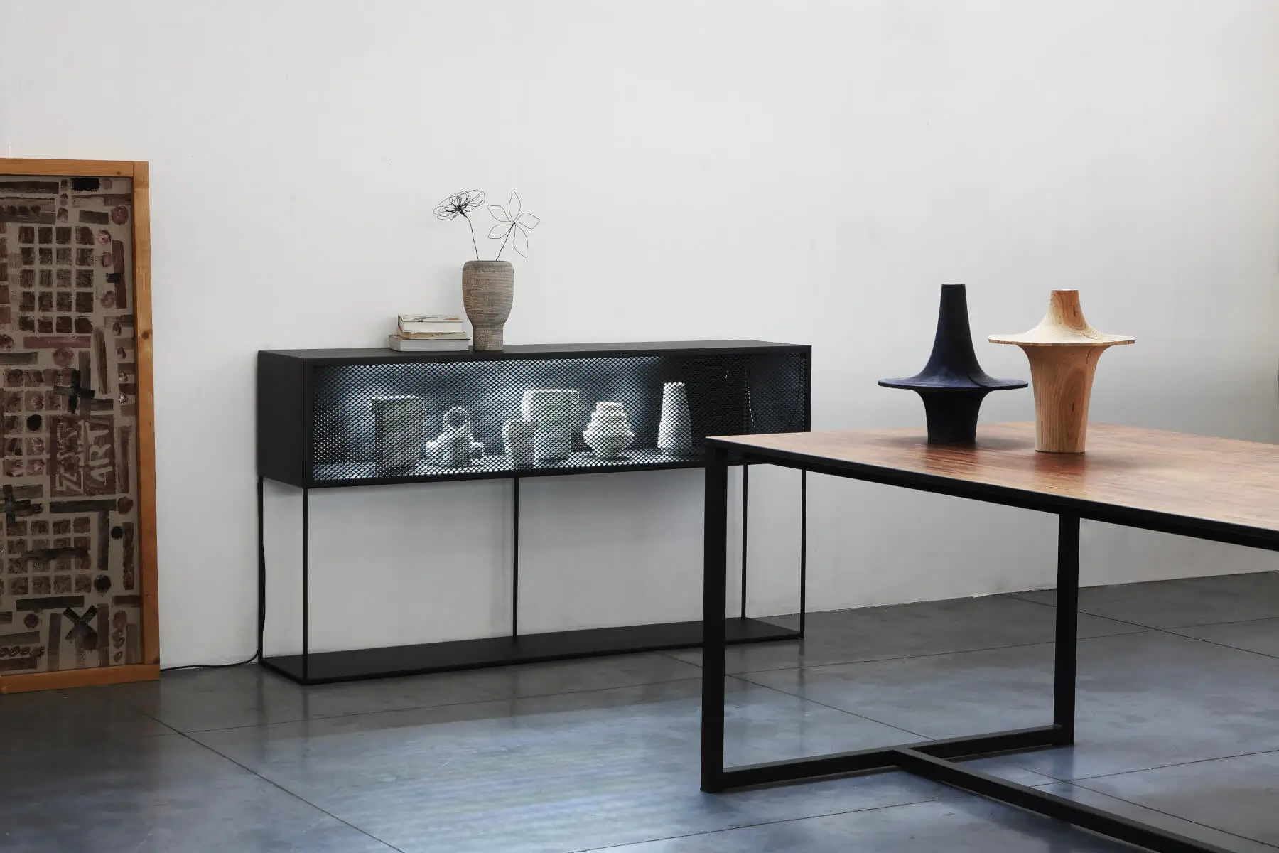 Zeus Tristano Sideboard als stilvolle Aufbewahrung im modernen Essbereich mit dekorativen Wohnaccessoires.