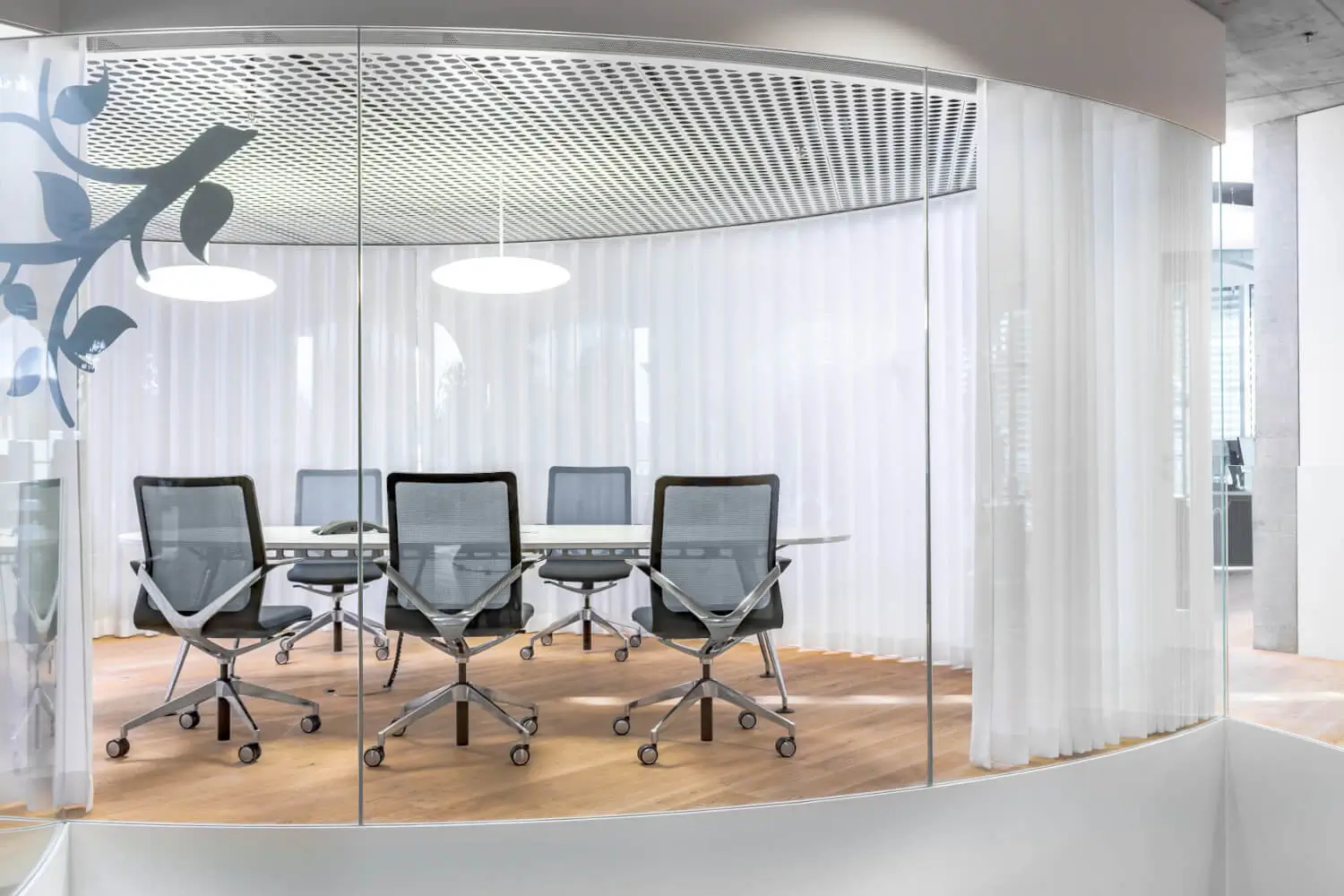 Girsberger Linq Drehstühle mit Netzrücken als elegante Bestuhlung eines Meetingraums