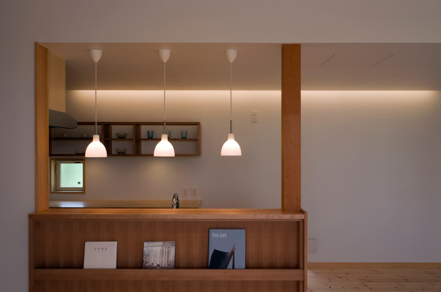 Design-Pendelleuchte Toldbod aus Opalglas von Louis Poulsen – ideal für Esstisch, Küche oder Wohnzimmer.