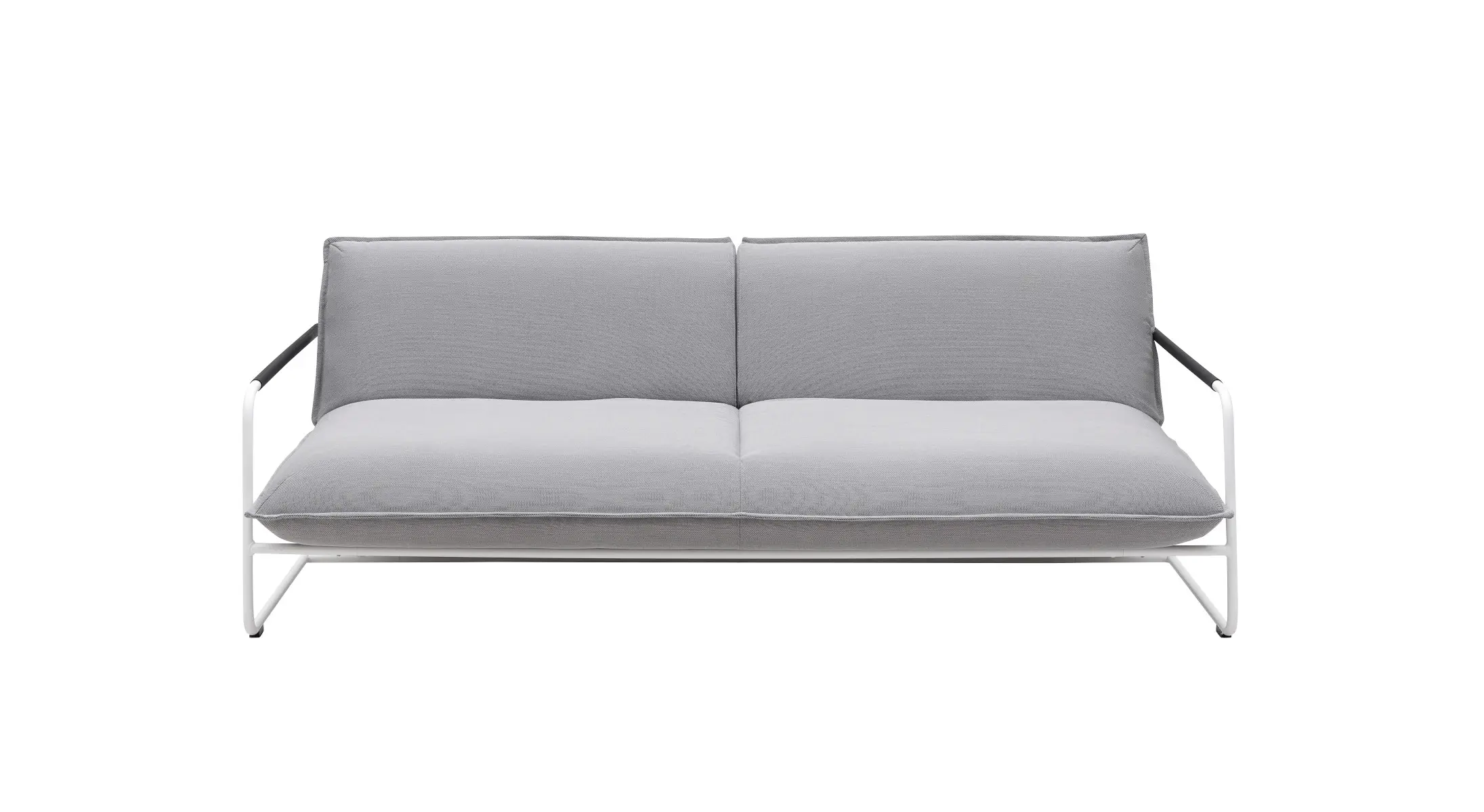 Softline Nova Sofa 3-Sitzer in Hellgrau in frontaler Ansicht mit geteilter Rückenpolsterung, breiter Sitzfläche, weißem Metallgestell und schwarzen Armauflagen.