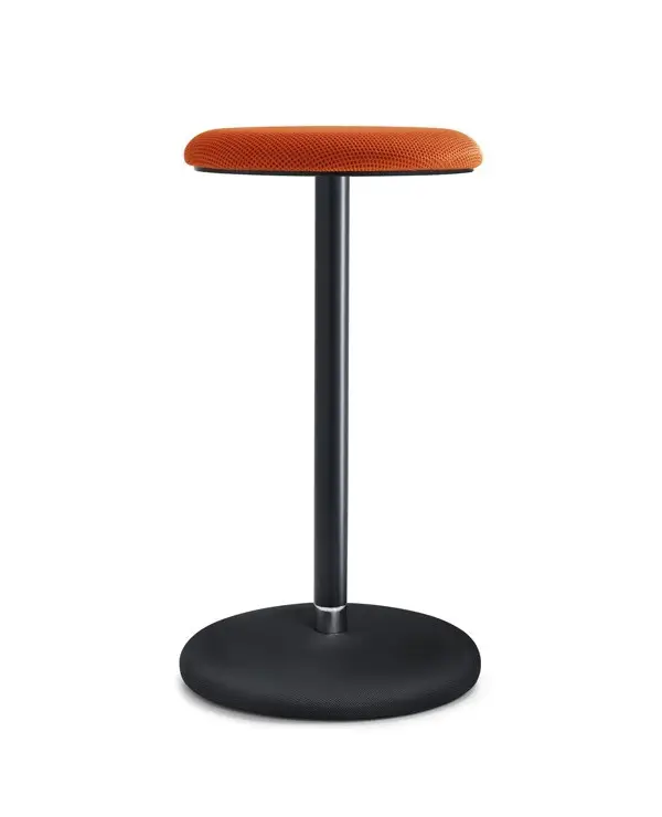 Girsberger Sway Hocker mit gepolsterter Sitzfläche und rundem Standfuß für flexible Arbeitsbereiche.