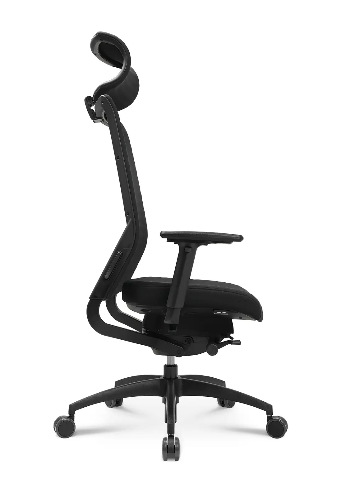 Wagner ErgoMedic 100-3 Bürostuhl mit schwarzer Netzrückenlehne, Kopfstütze, schwarzem Sitzpolster und ergonomischer Mechanik in der Seitenansicht.