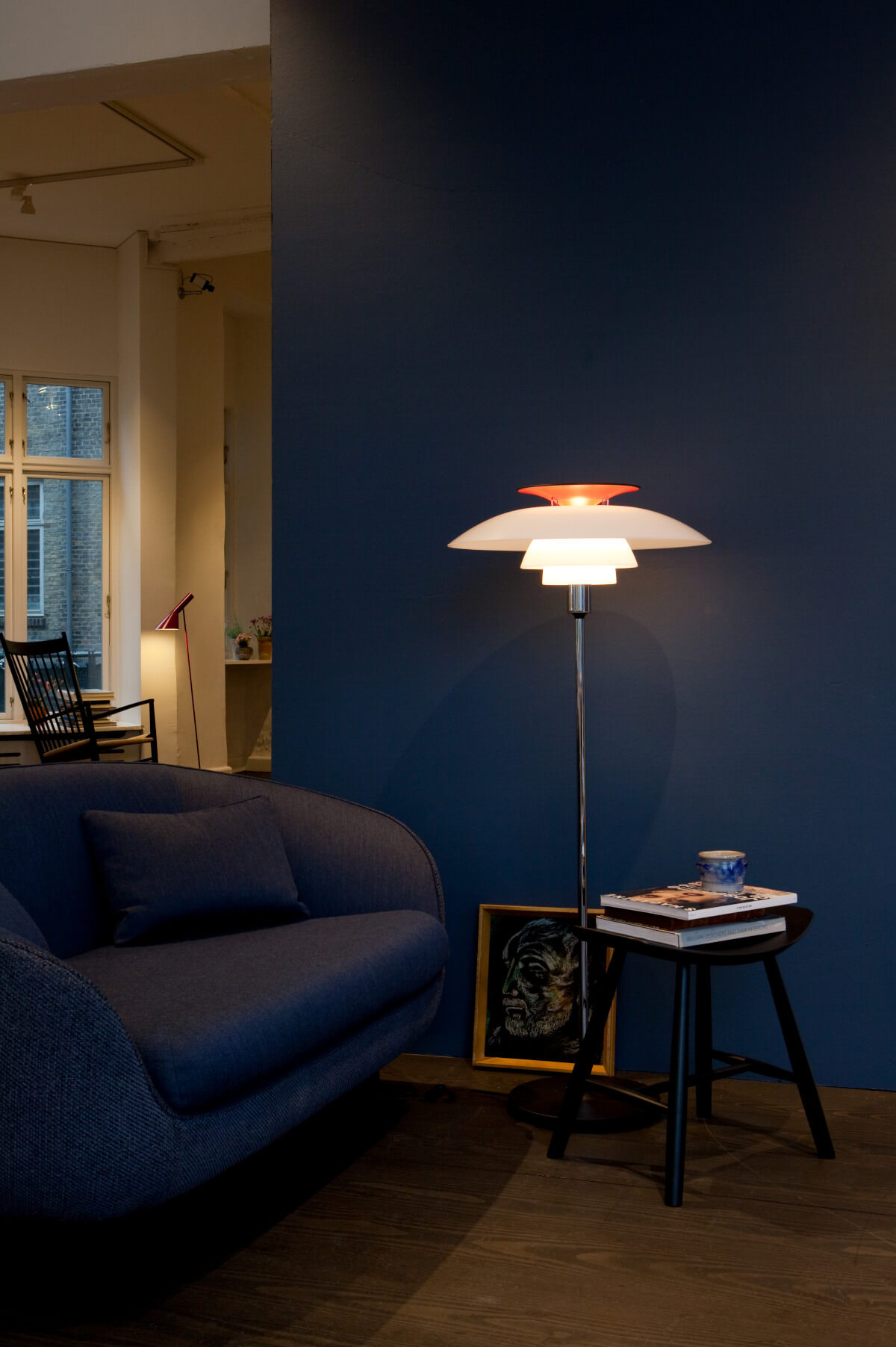 Design-Stehleuchte PH 80 von Louis Poulsen mit energieeffizientem Licht und charakteristischem Mehrschirm-Reflektorsystem.