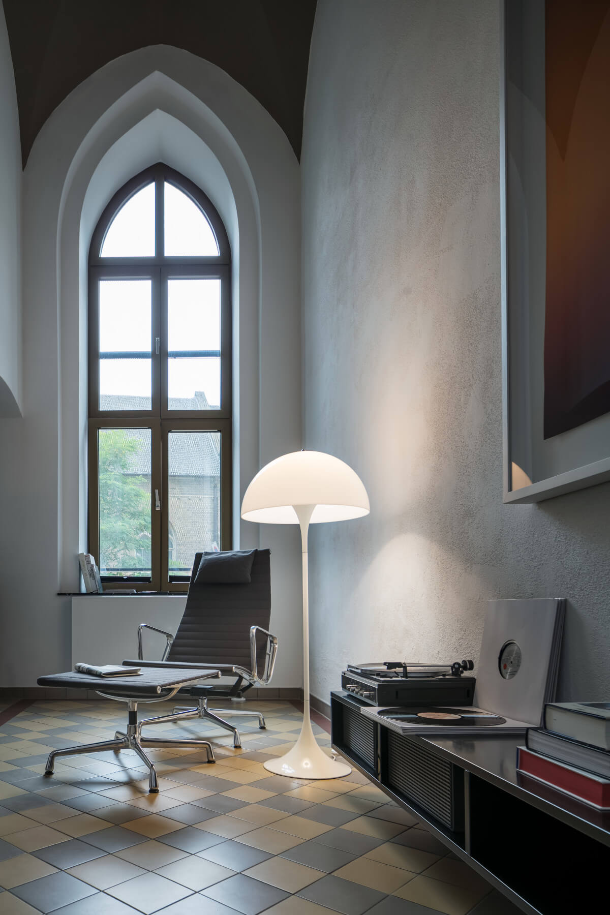 Louis Poulsen Panthella Stehleuchte mit rundem Diffusor, perfekte Stehlampe für Wohnzimmer und stilvolle Lichtakzente.