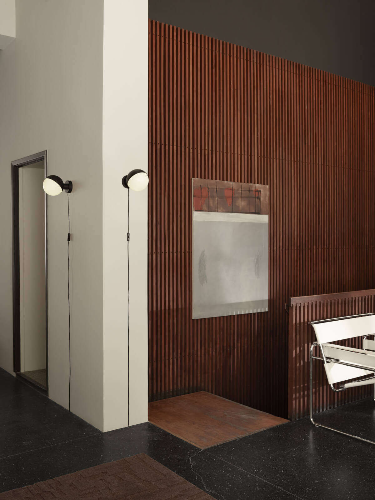 VL Studio Wandleuchte von Louis Poulsen mit opalem Glas und weichem Licht für stilvolle Innenraumbeleuchtung.