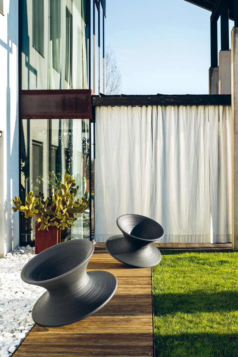 Magis Spun Sessel, rund und spielerisch, stabil und wetterfest – komfortables Outdoor- und Indoor-Möbel