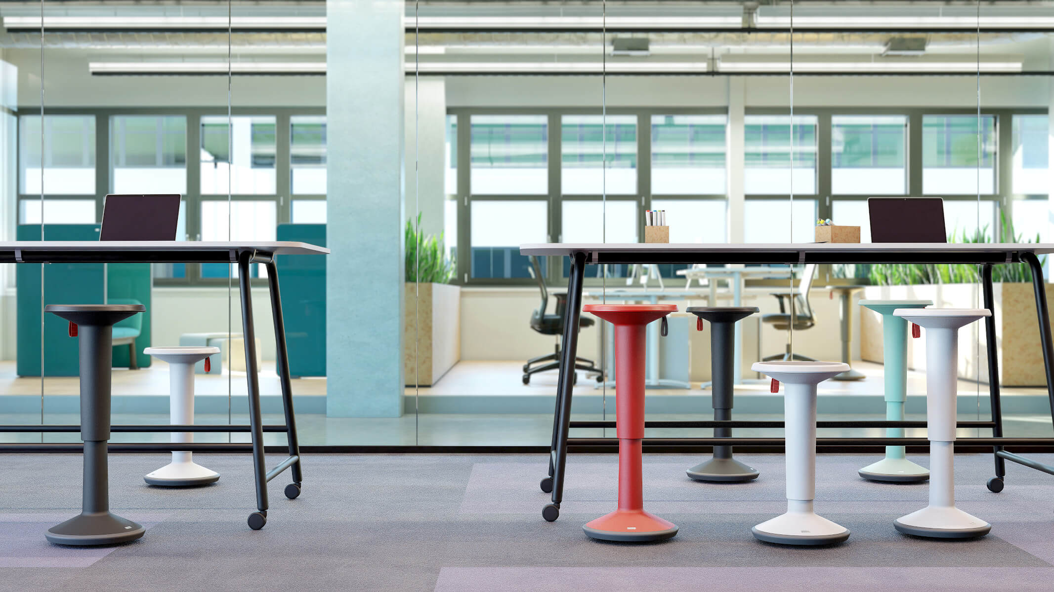 Interstuhl UP Stehhocker mit rutschfester Bodenplatte, unterstützt bewegtes Sitzen und gesunde Haltung.