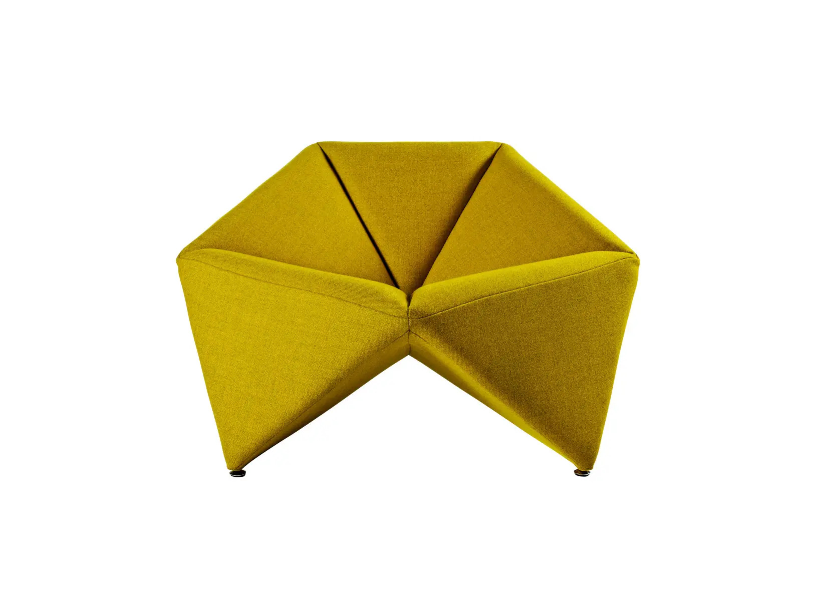 Softline Fold Sessel in Gelb aus frontaler Perspektive mit geometrisch gefalteter Polsterung, integrierten Armlehnen und markanter Sitzfläche.