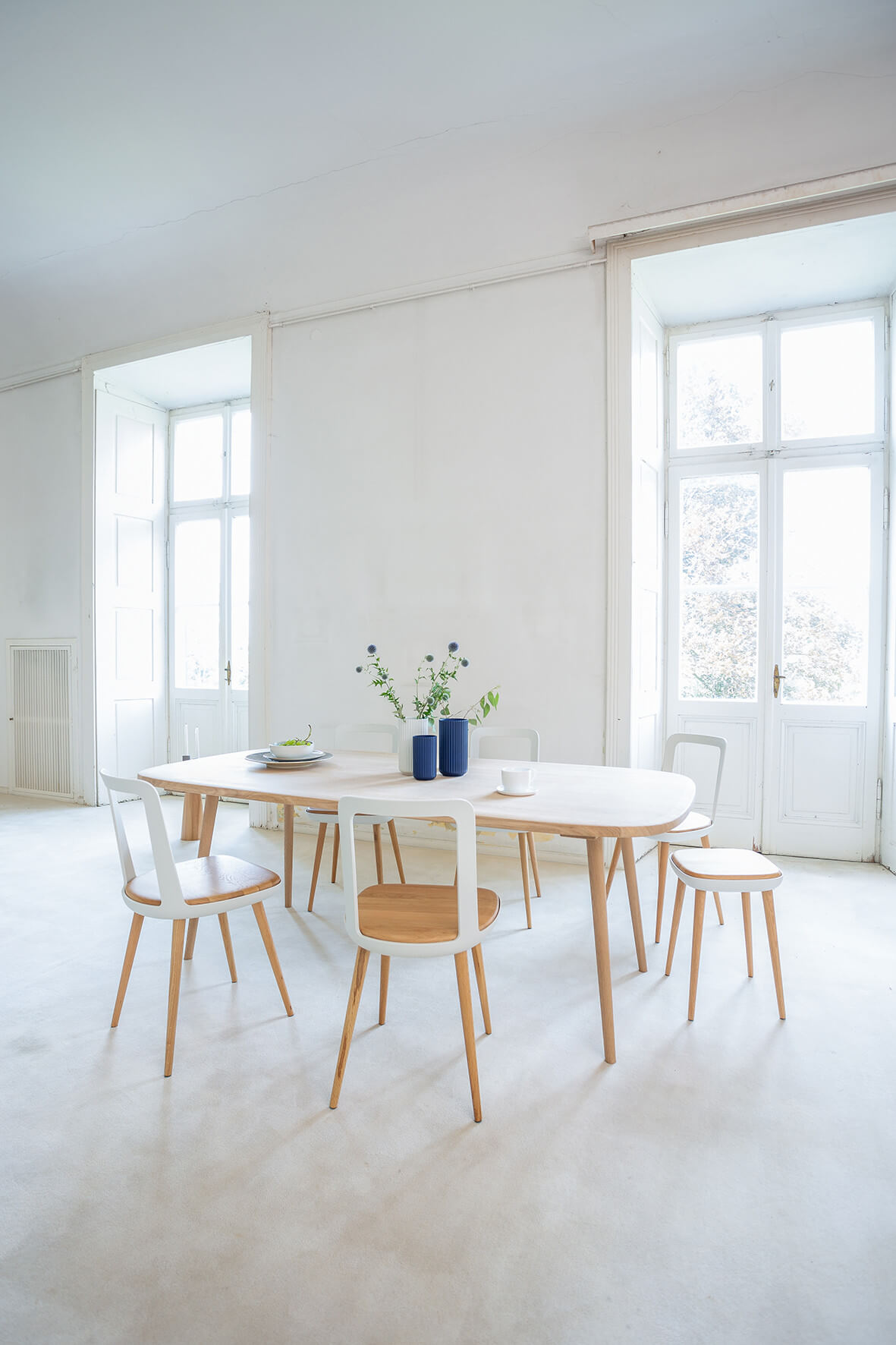 Wagner W-2020 Stuhl mit Sitzkissen, optional Stoff oder Leder, stabile Kunststoffschale und Massivholz