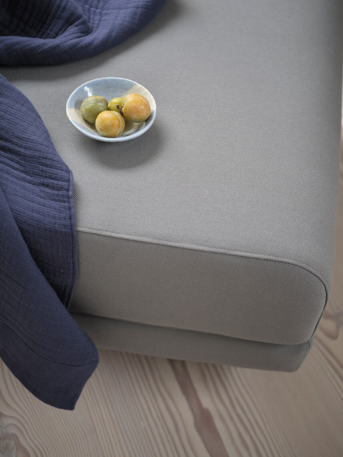 Moderner Softline Max Hocker aus hochwertigem Material, bequem und stilvoll, ideal für Wohnzimmer und Büro.