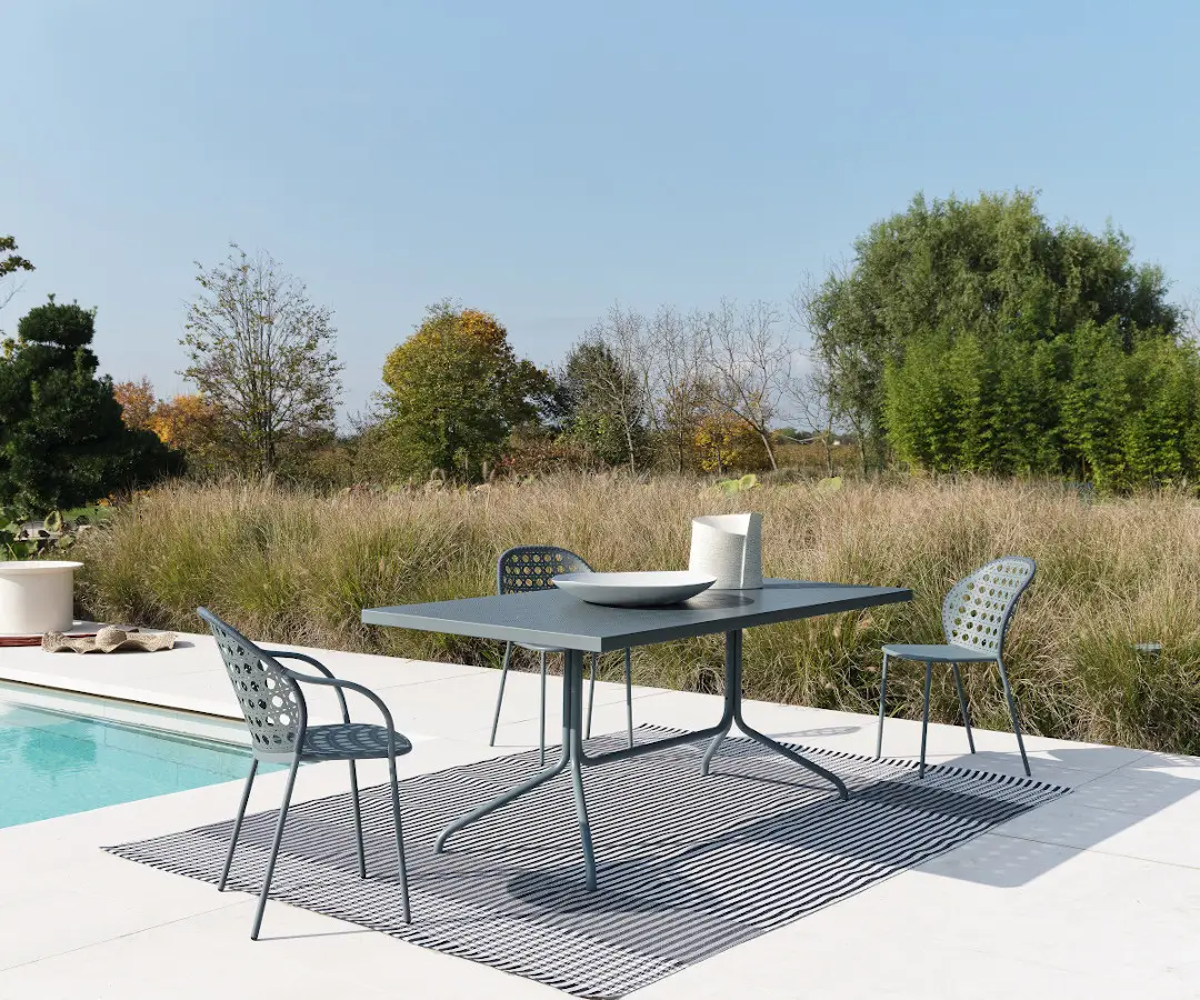 Gervasoni Brise Outdoor Armlehnstuhl an einem Pool mit Esstisch