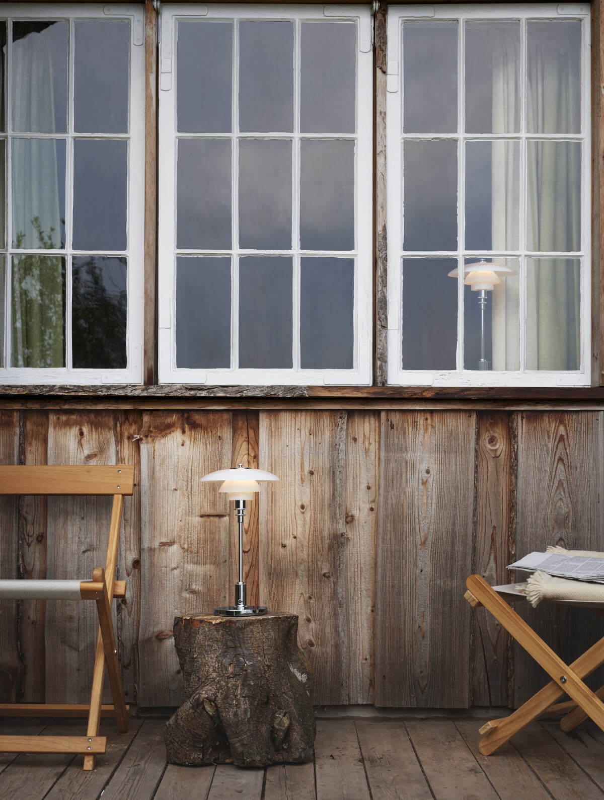 Tragbare PH 2/1 Tischleuchte von Louis Poulsen mit klassischem Design und warmem Licht für Ambiente.