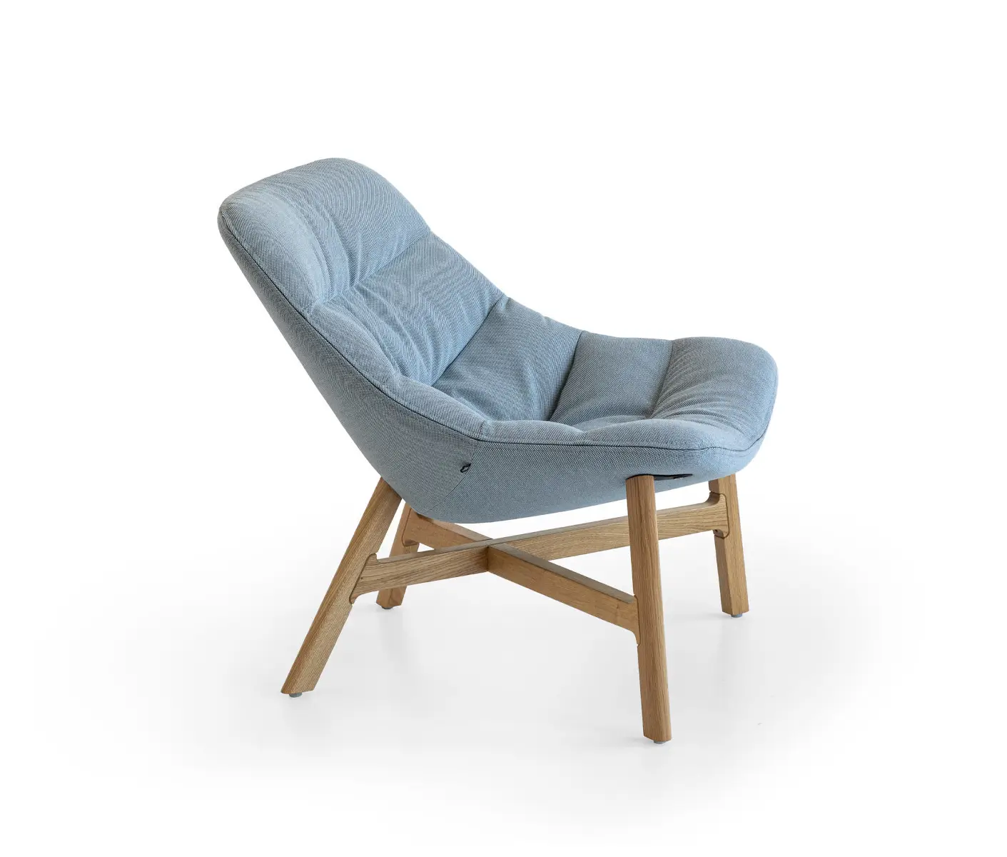 Rückansicht des Noti Mishell Soft Sessels in Hellblau mit Holzbeinen