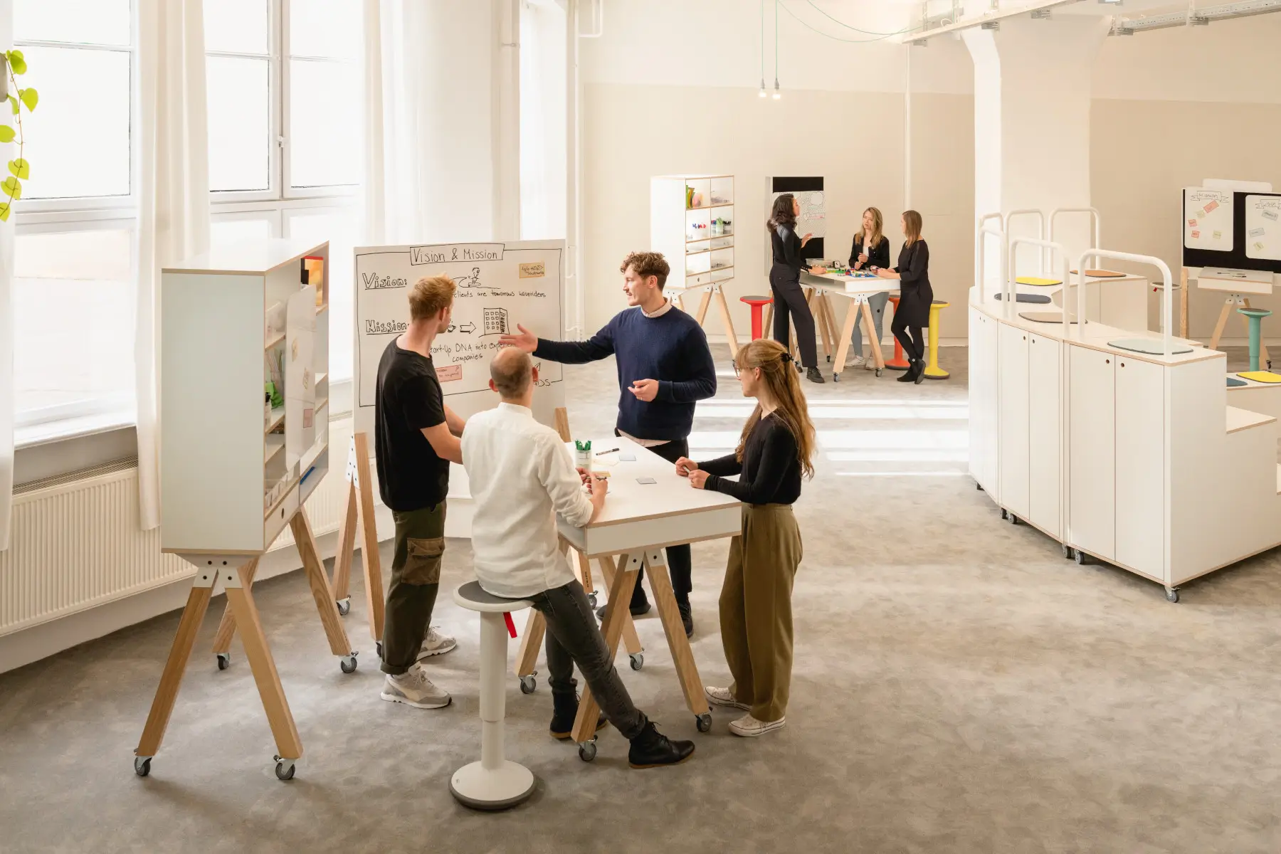 Interstuhl WHAT IF WE FLY WT202 Stehtisch bei einem kreativen Workshop