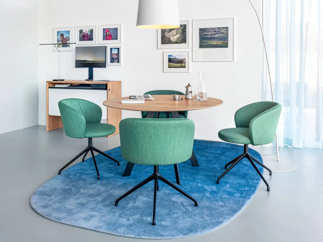 Girsberger Biala Stühle rund um einen Besprechungstisch für moderne Büro- und Meetingbereiche.