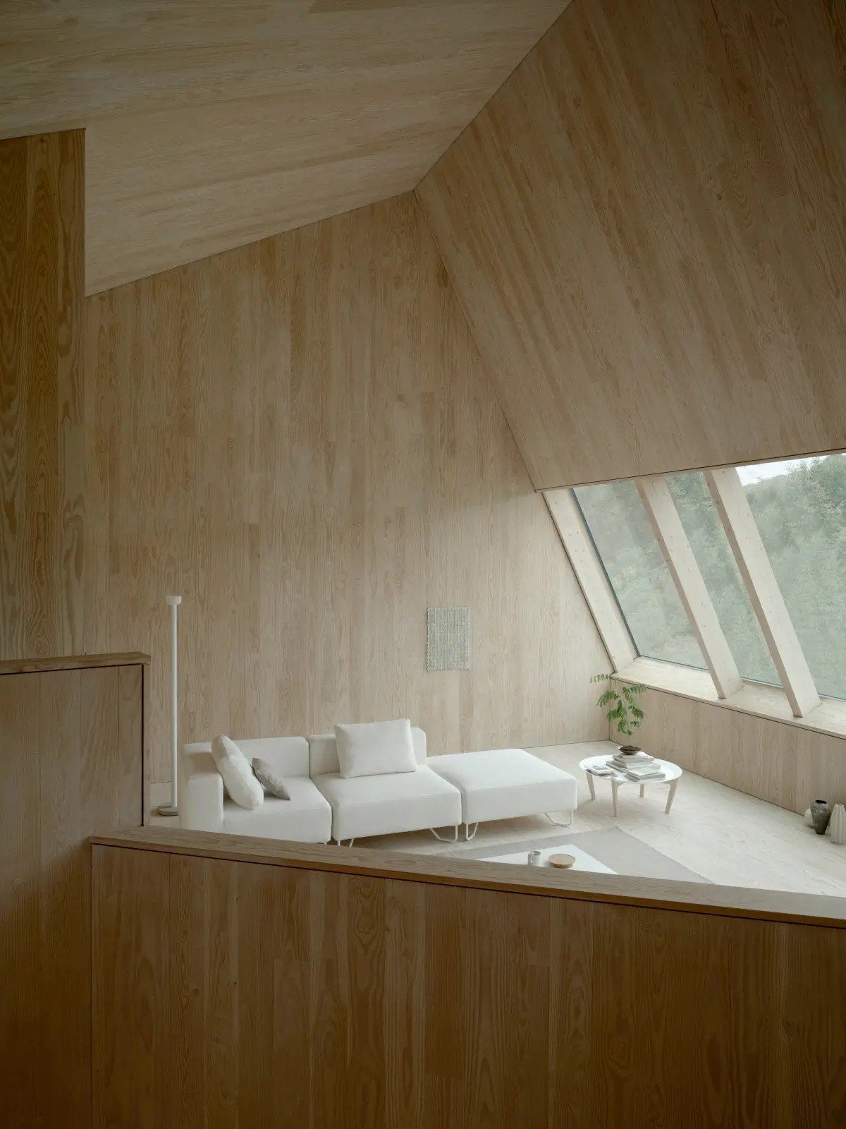 Softline Loft Hocker in Weiß als Teil einer hellen Sofalandschaft in einem modernen Wohnraum mit Holzverkleidung und großen Fenstern.