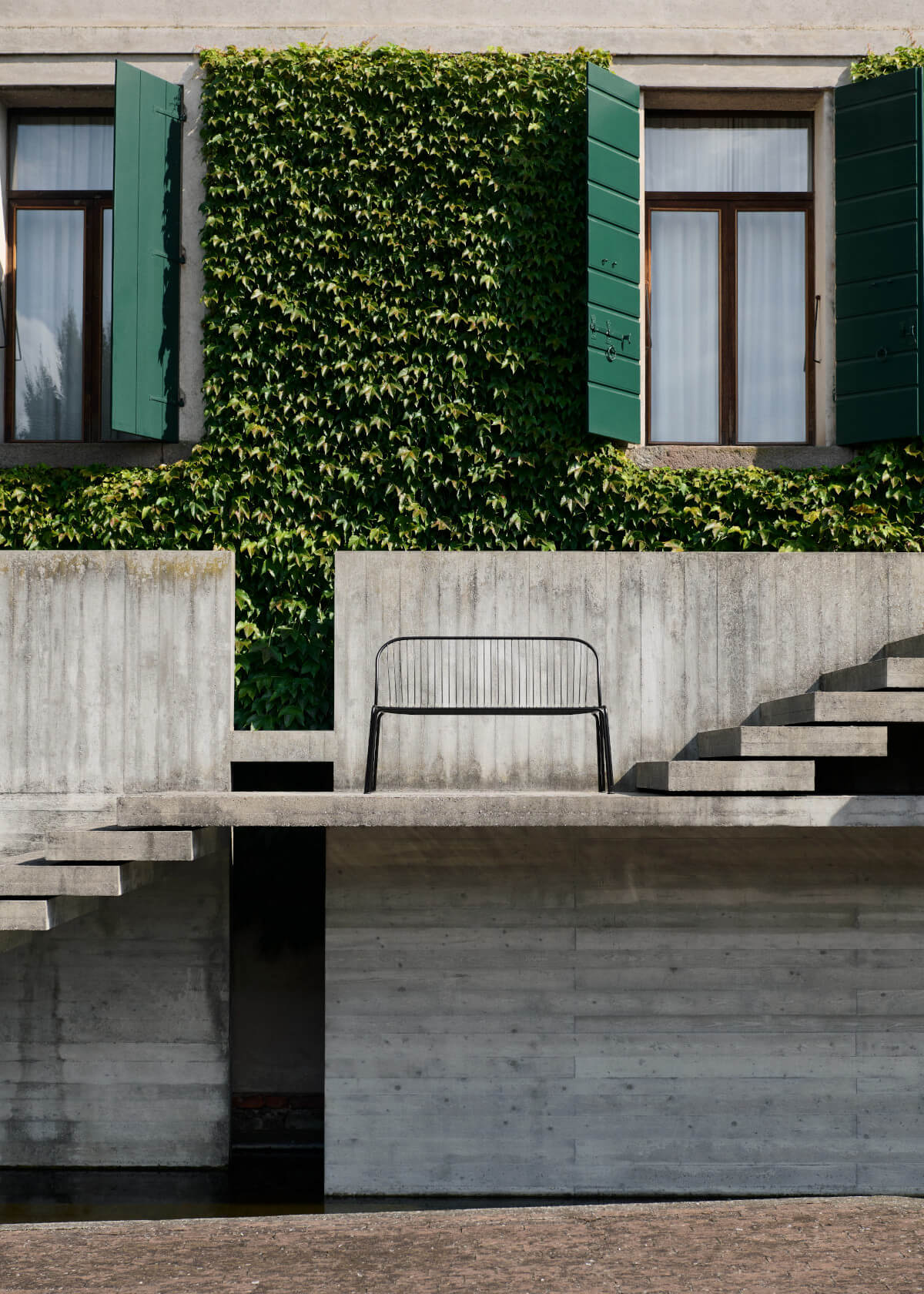 &Tradition Thorvald SC111 Gartenbank schwarz aus pulverbeschichtetem Stahl, wetterfest, modernes Outdoor Design