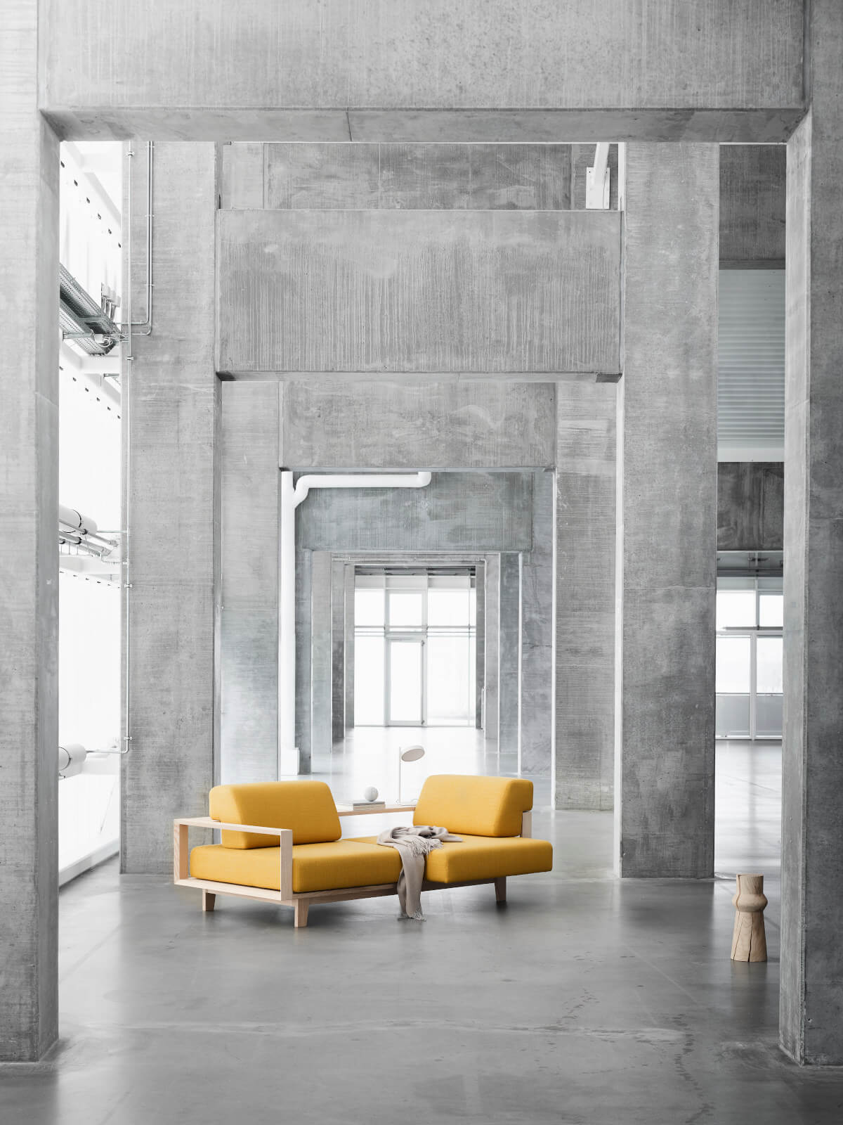 Skandinavisch inspiriertes Softline Wood Sofa aus Holz mit weichen Sitzflächen und modernem Look