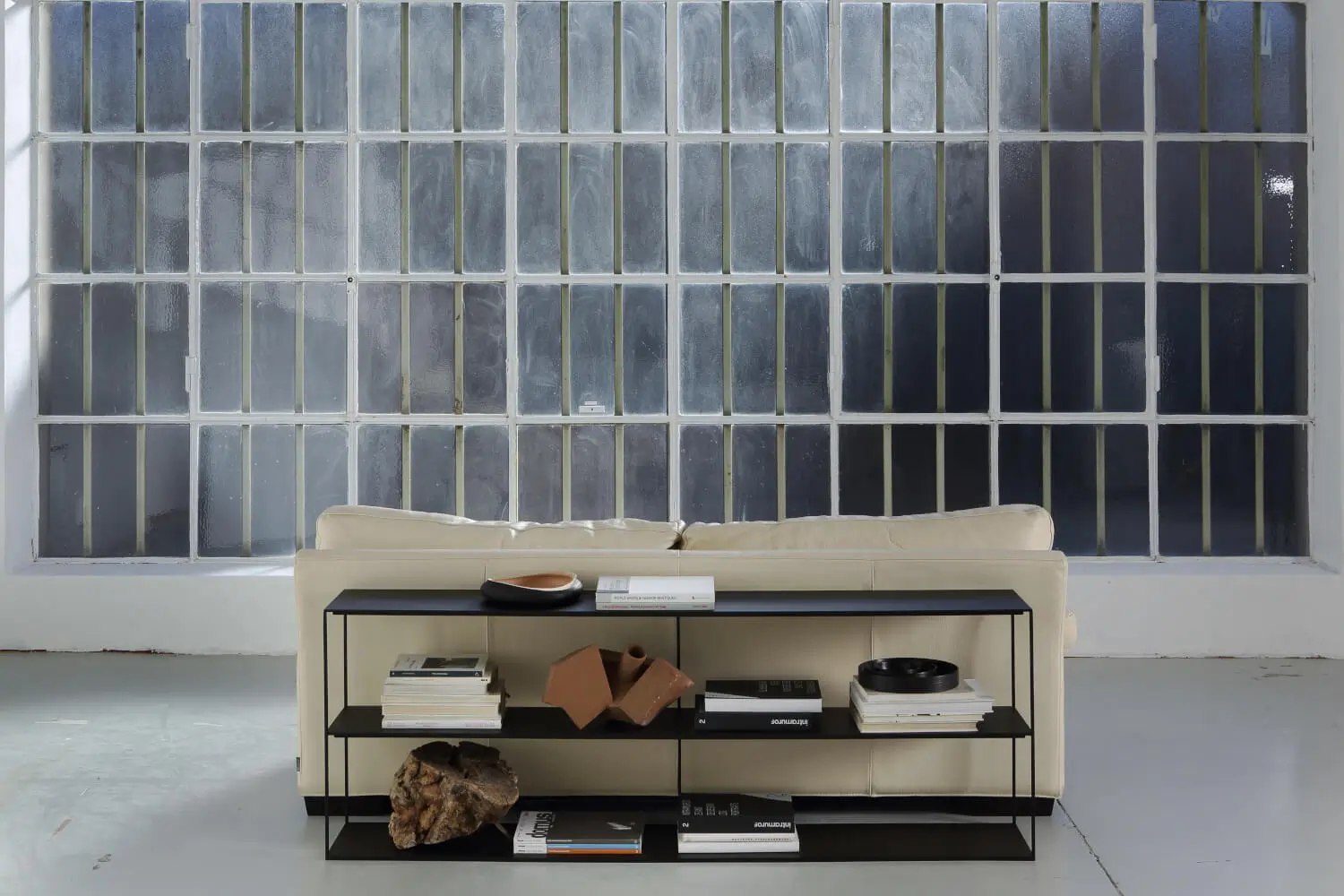 Zeus Slim Irony Sideboard als offenes Designmöbel zur Raumgliederung