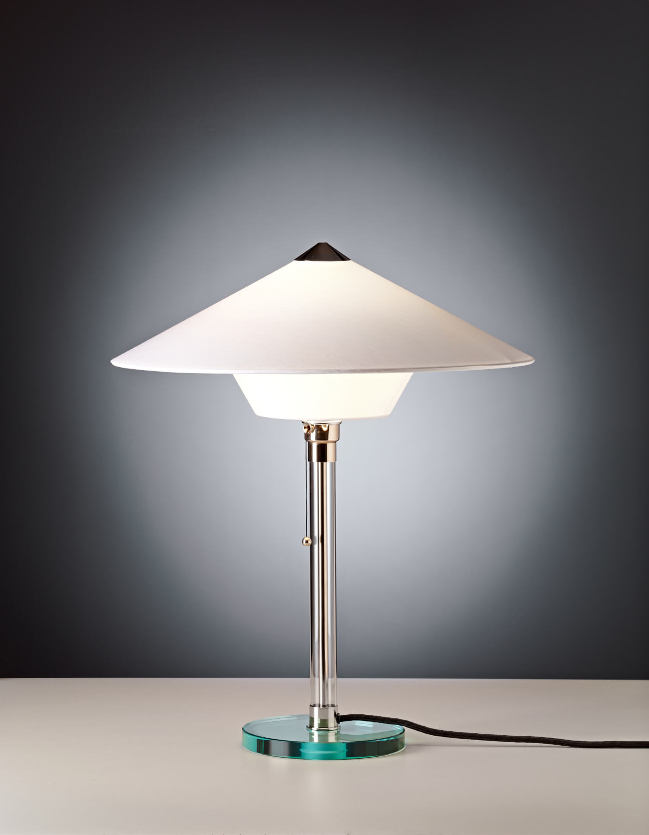 Wagenfeld WG 28 Tischleuchte von Tecnolumen, Bauhaus-Design, klare Glaskuppel, verchromter Sockel, stilvolle Schreibtischlampe