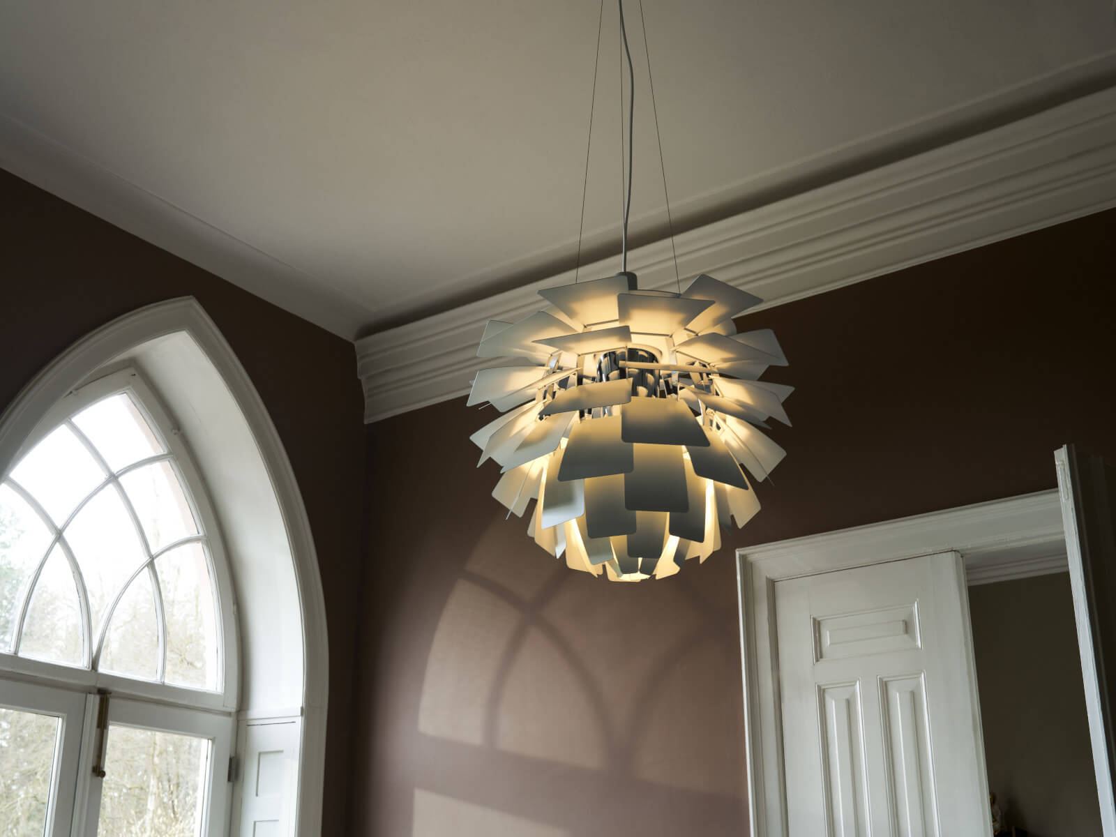 Designklassiker PH Artichoke Pendelleuchte von Louis Poulsen mit einzigartigem Linsendesign und warmem Licht.
