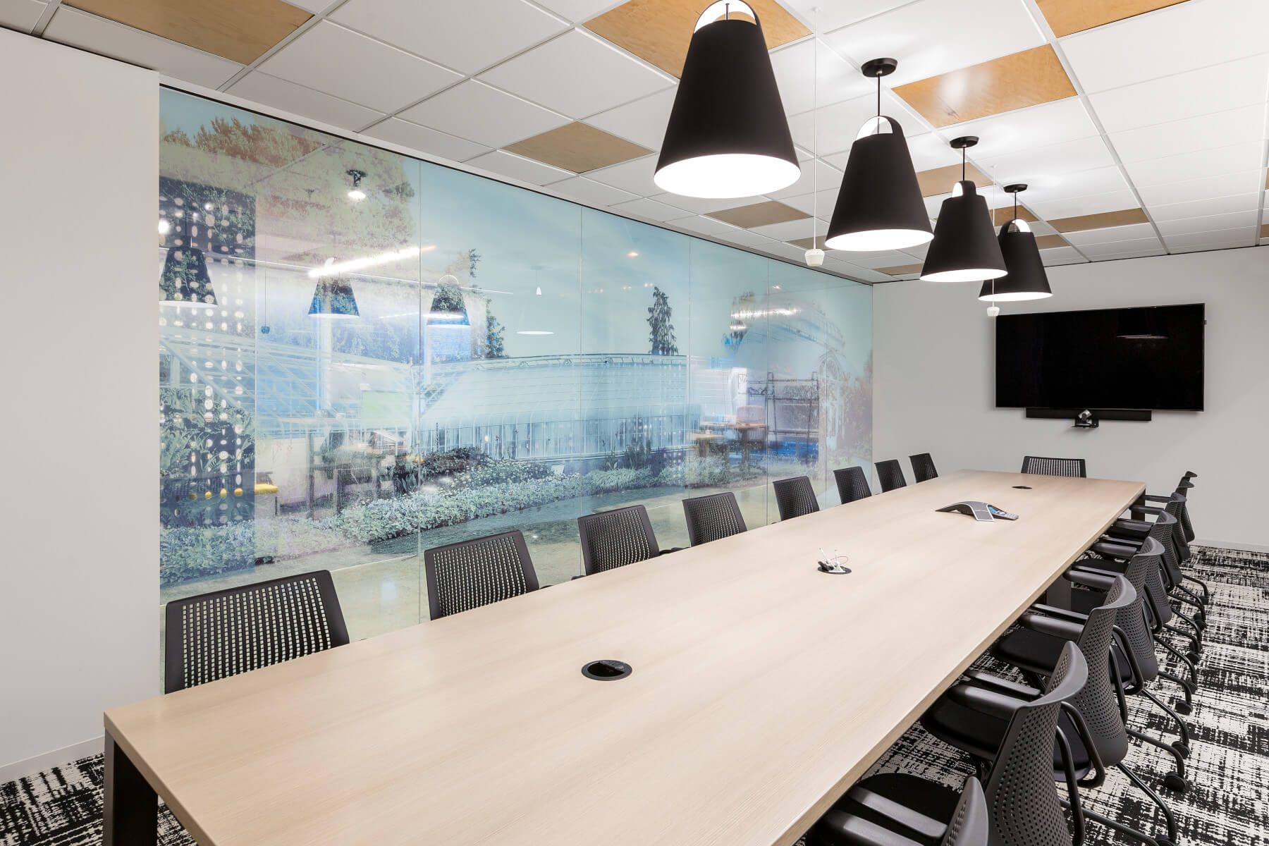 Louis Poulsen Above Pendelleuchte mit konischem Schirm für weiches, blendfreies Licht und wohnliches Ambiente.