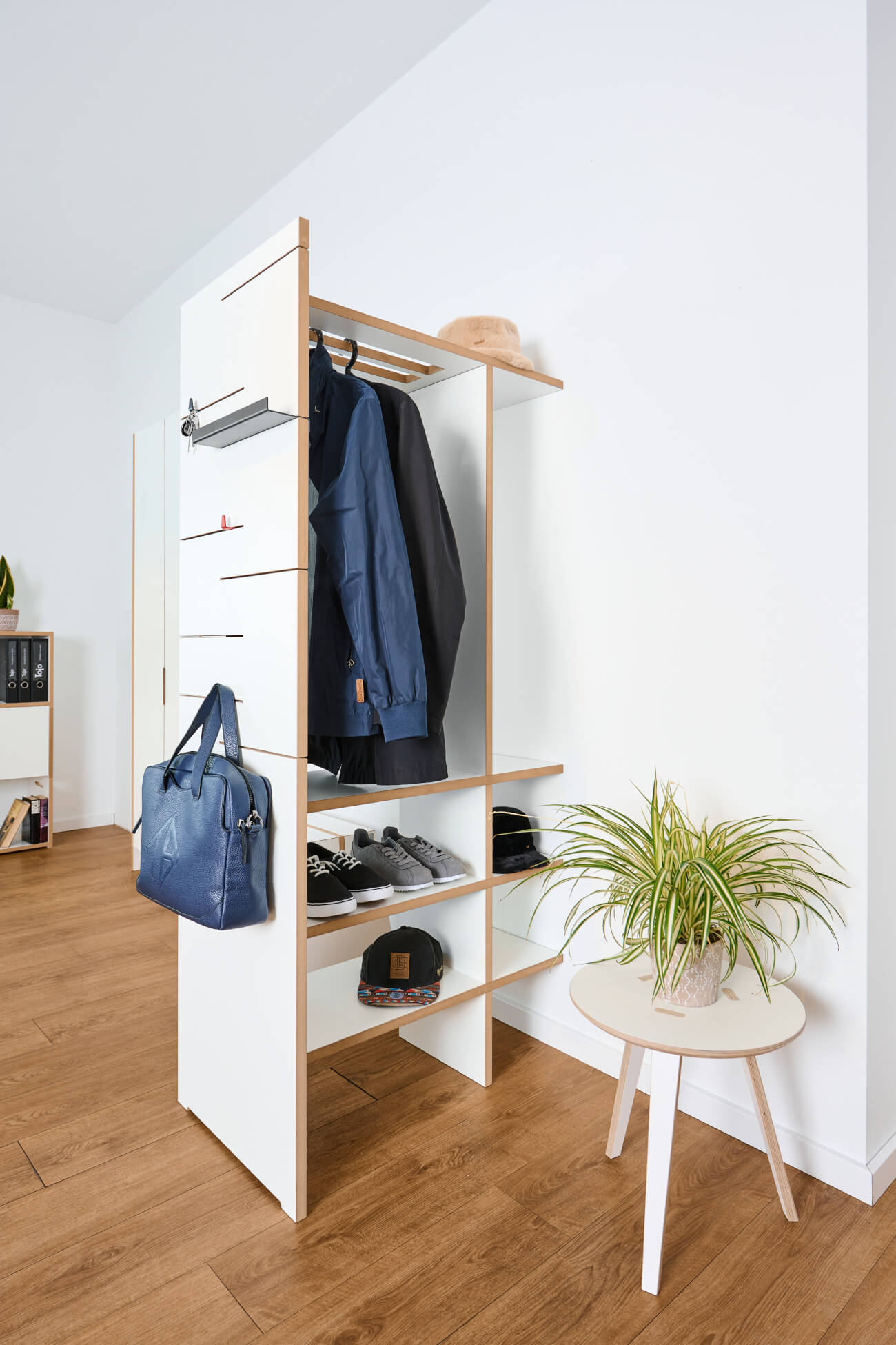 Tojo Angeber Garderobe