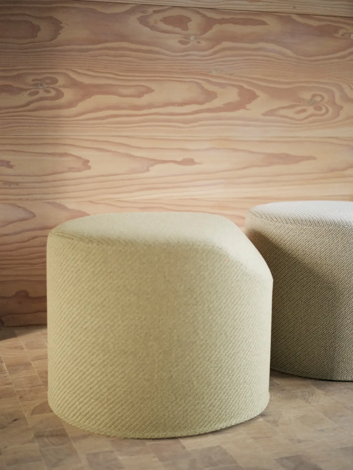 Softline Coral Hocker in Beige und Grau in einem modernen Wohnambiente mit Holzwänden, Metalltreppe und hellem Holzboden.
