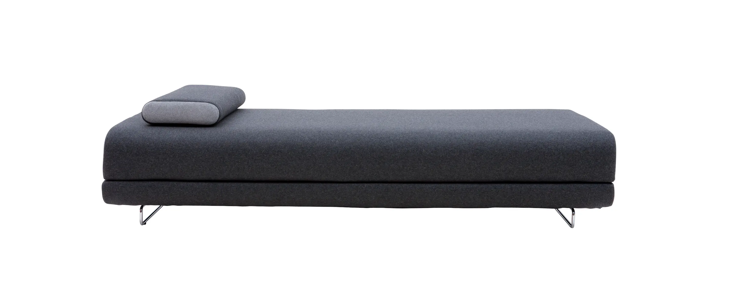 Softline Shine Daybed in Anthrazit aus seitlicher Perspektive mit großzügiger gepolsterter Liegefläche, länglichem Kissen und filigranem Metallgestell.
