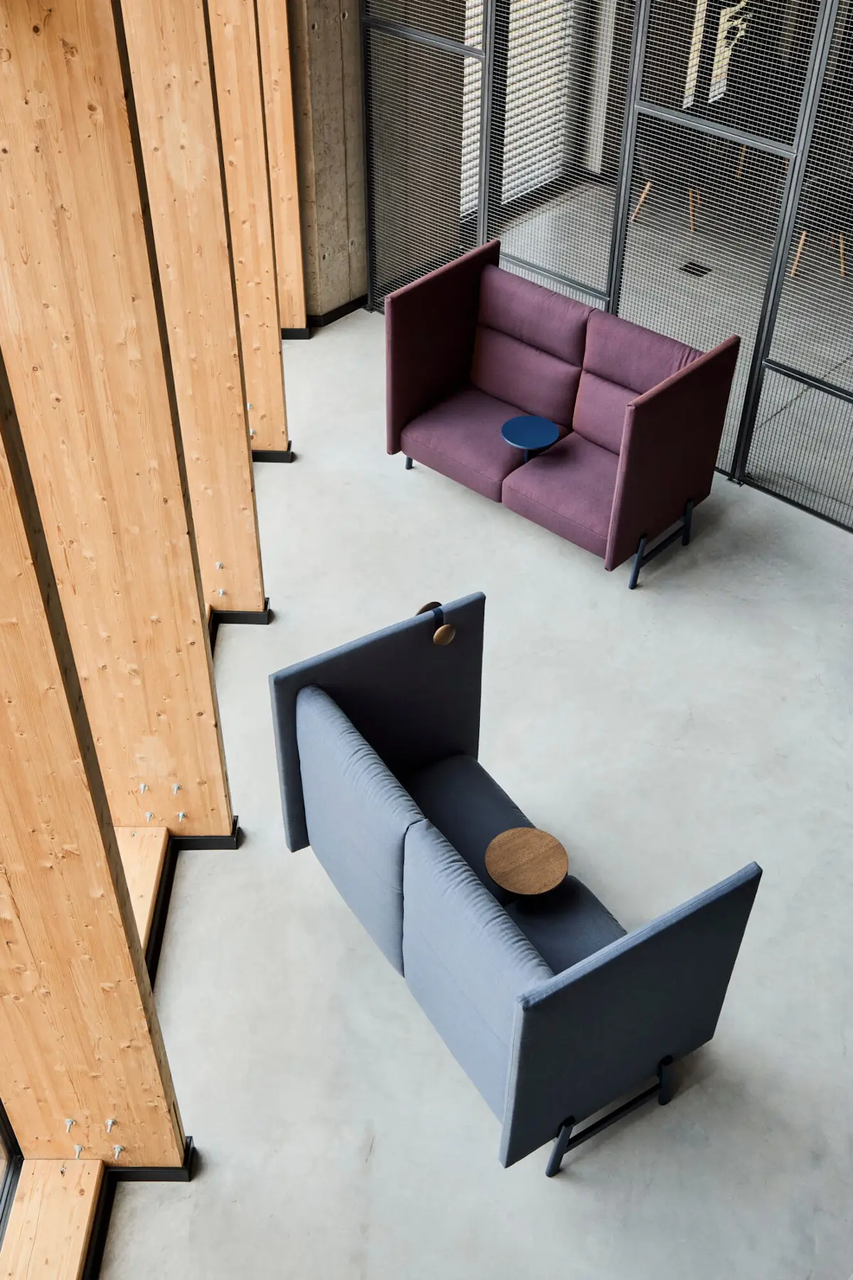 Noti Hana Highback Sofa 2-Sitzer im modernen Lounge-Bereich
