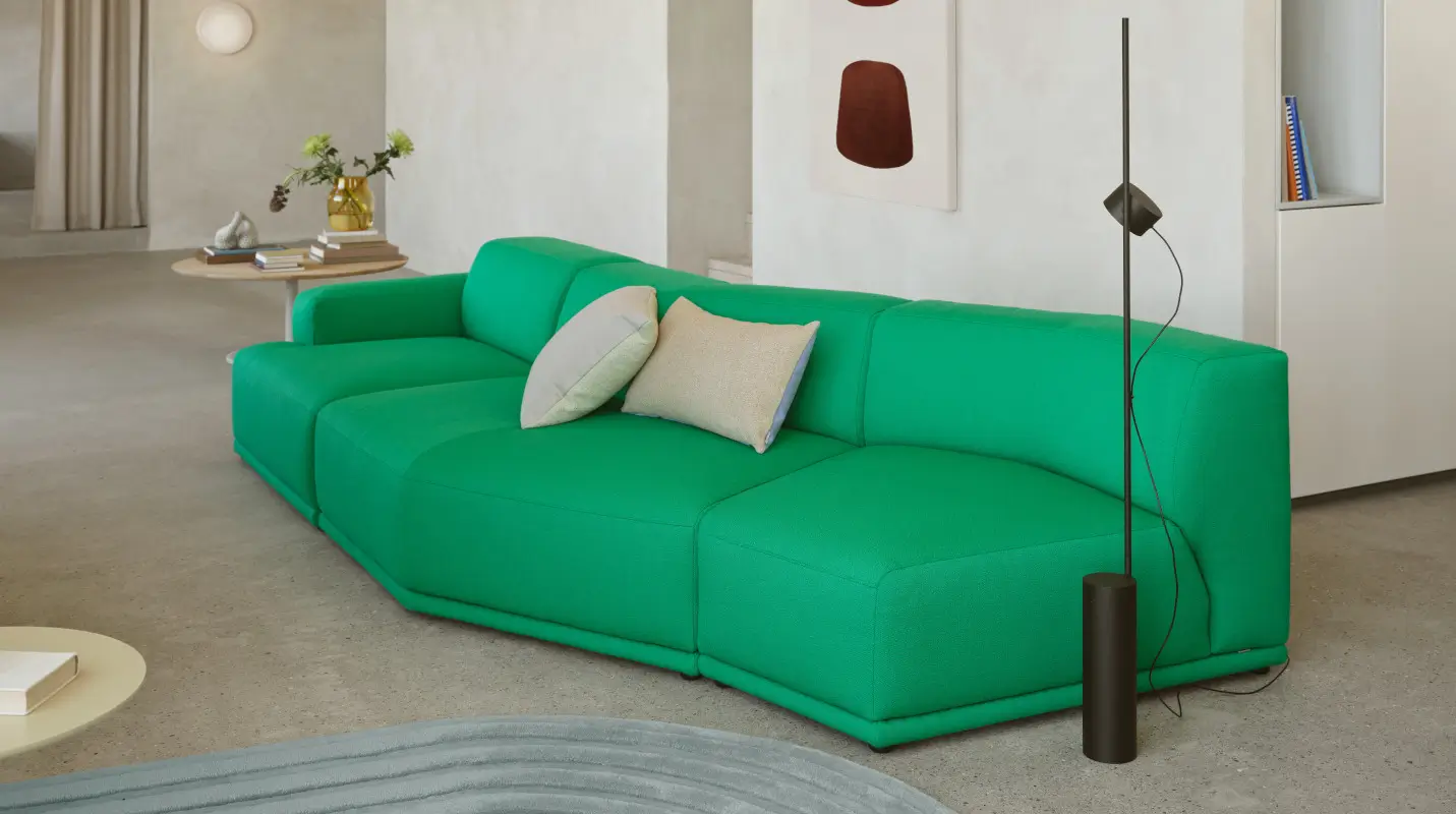 Langes schmales Wohnzimmer mit Sofa an der Längsseite