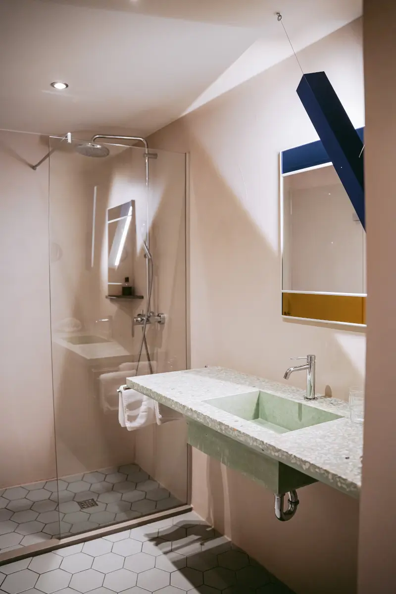 seebichl-hotel-badezimmer-designspiegel-magis-vitrail.webp?width=3000