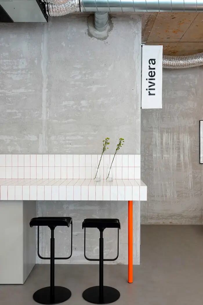 Lapalma LEM Barhocker als moderne Sitzgelegenheit an einer hohen Theke in einem urbanen Interieur.