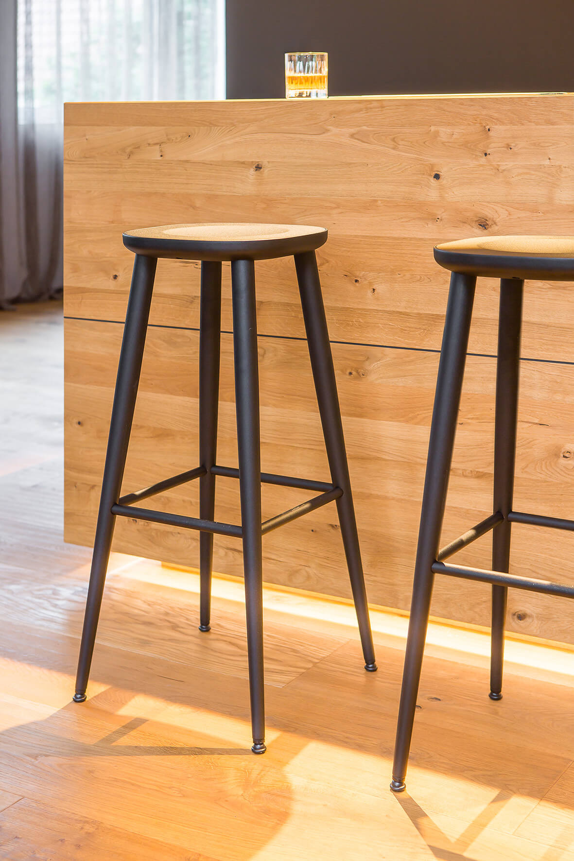 Moderner Barhocker Wagner W-2010 aus Holz und Metall, ideal für Tresen und Bar