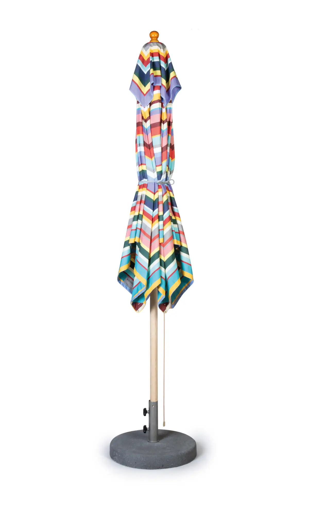 Geschlossener Weishäupl Klassiker Schirm 250 x 250 cm Multicolor mit Holzmast und Betonständer