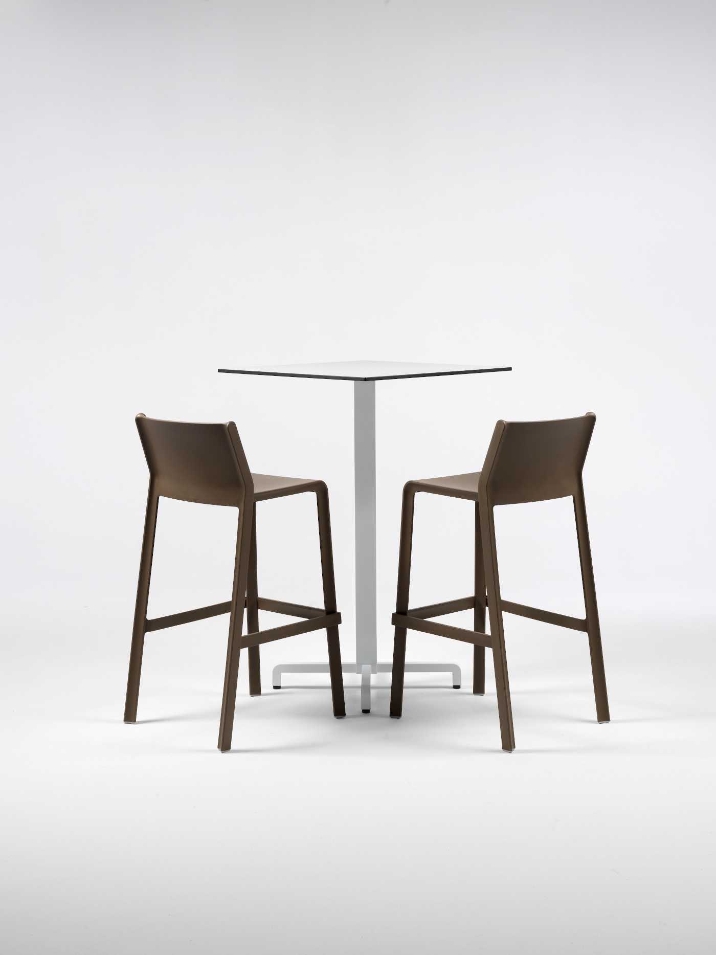 Nardi Trill Barhocker aus robustem Polypropylen, pflegeleicht und farbenfroh – komfortables Sitzmöbel für draußen