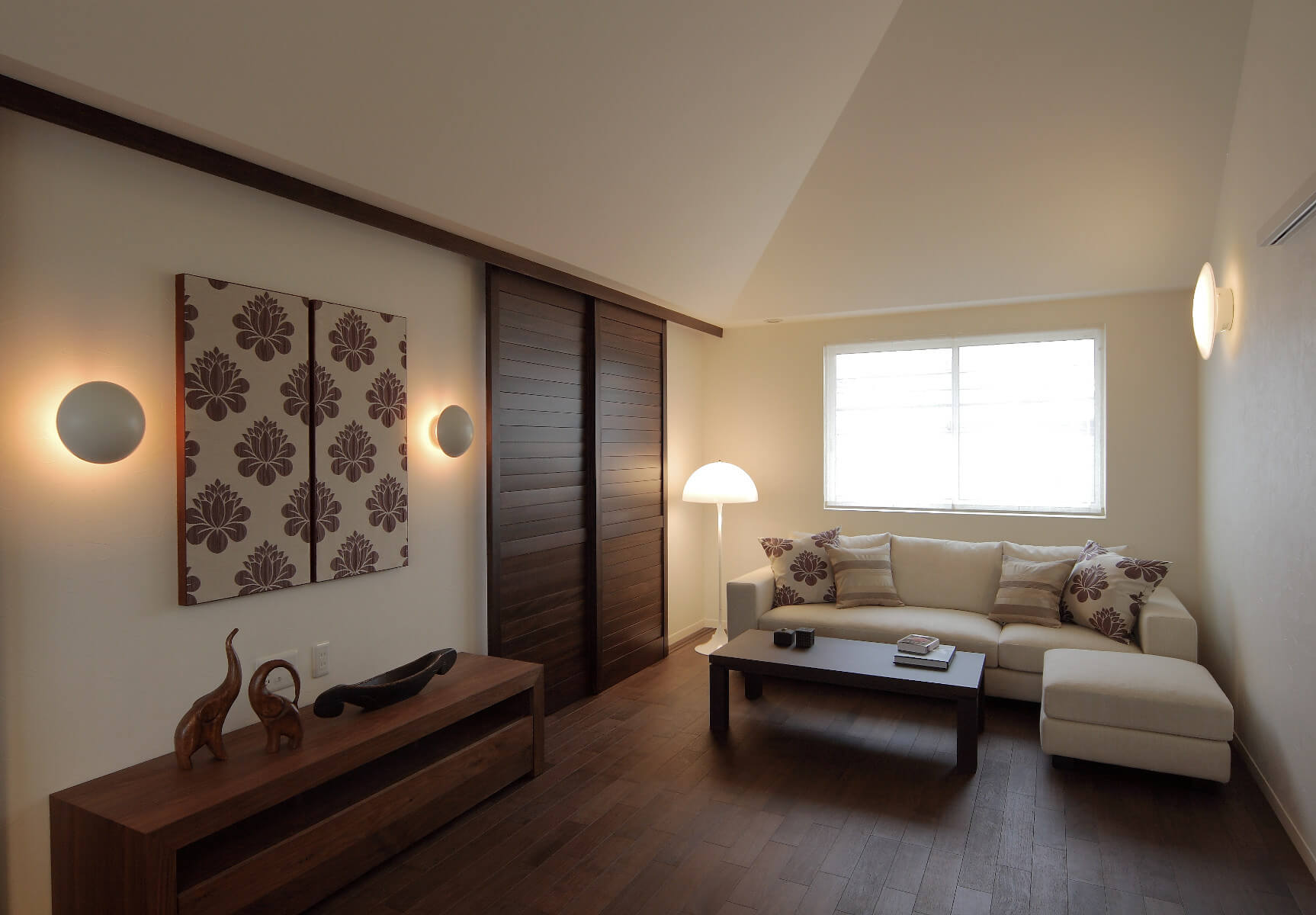 Design-Wandleuchte Louis Poulsen PH Hat, ideal für sanfte Lichtverteilung und stilvolle Raumgestaltung.