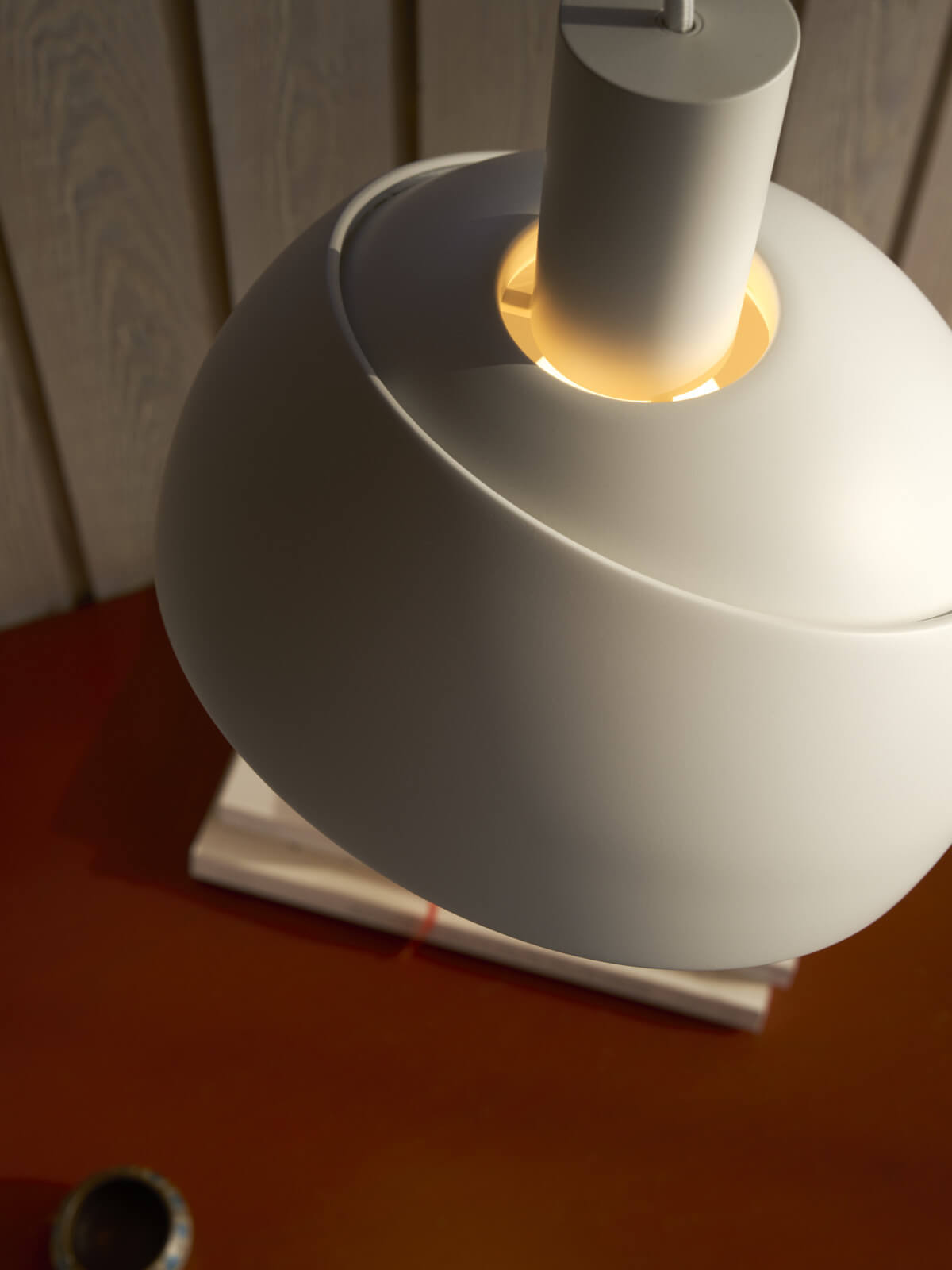 Louis Poulsen FJ Elements Tischlampe, stilvolle Designerleuchte für wohnliches Ambiente und Akzente.