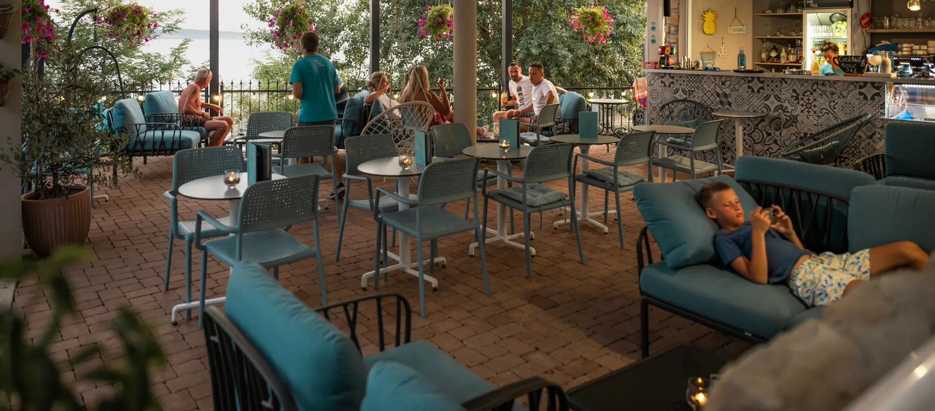 Outdoorbereich bei Camping Odmoree mit Nardi Komodo Lounge und Bora Armlehnstühlen