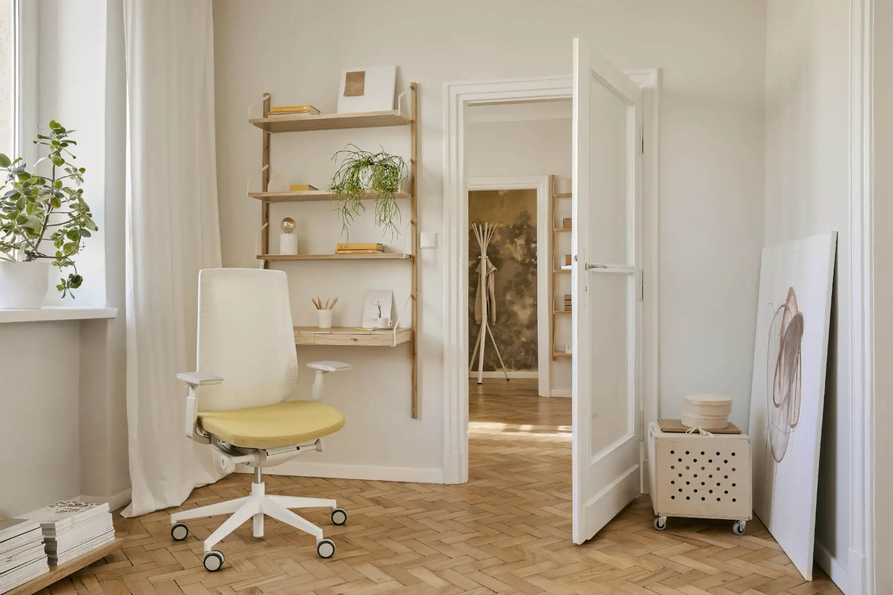 Profim Accis Pro Bürostuhl an einem kompakten Arbeitsplatz im hellen Homeoffice