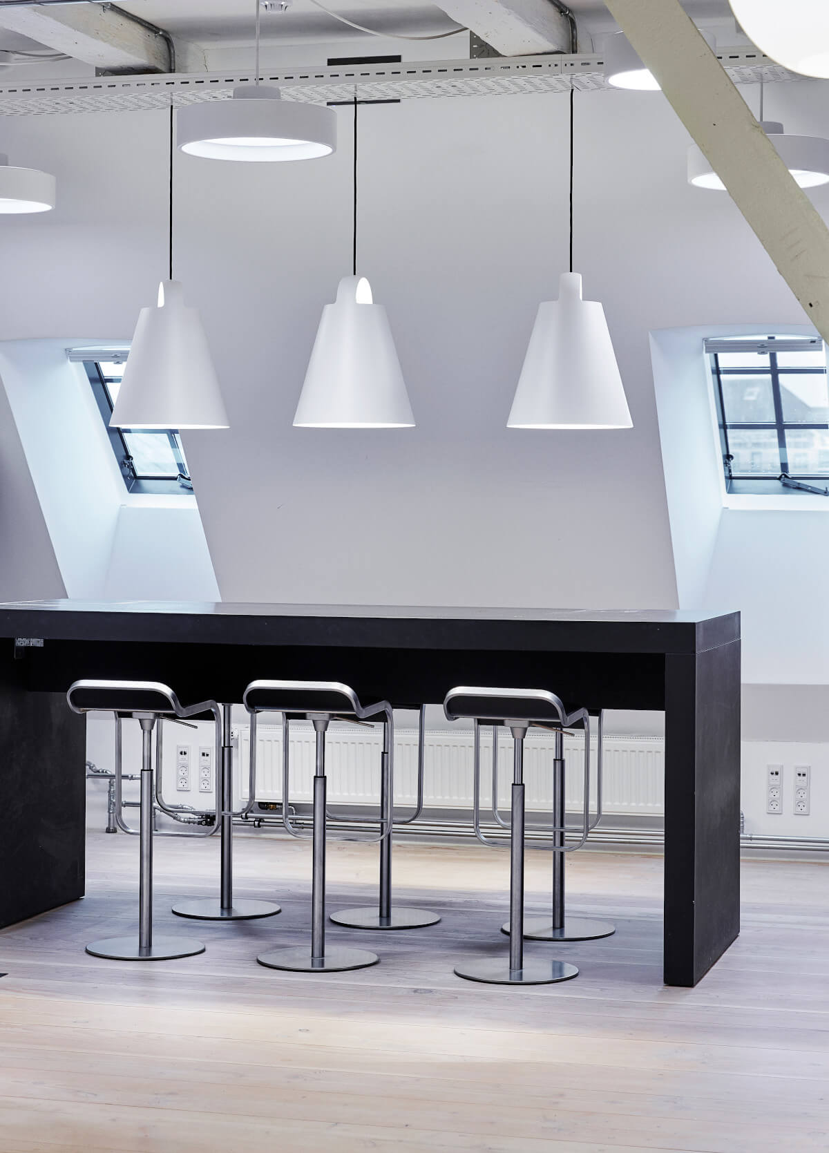 Design-Pendelleuchte Above von Louis Poulsen mit direktem Lichtaustritt und stilvoller Lichtwirkung für Wohnräume.