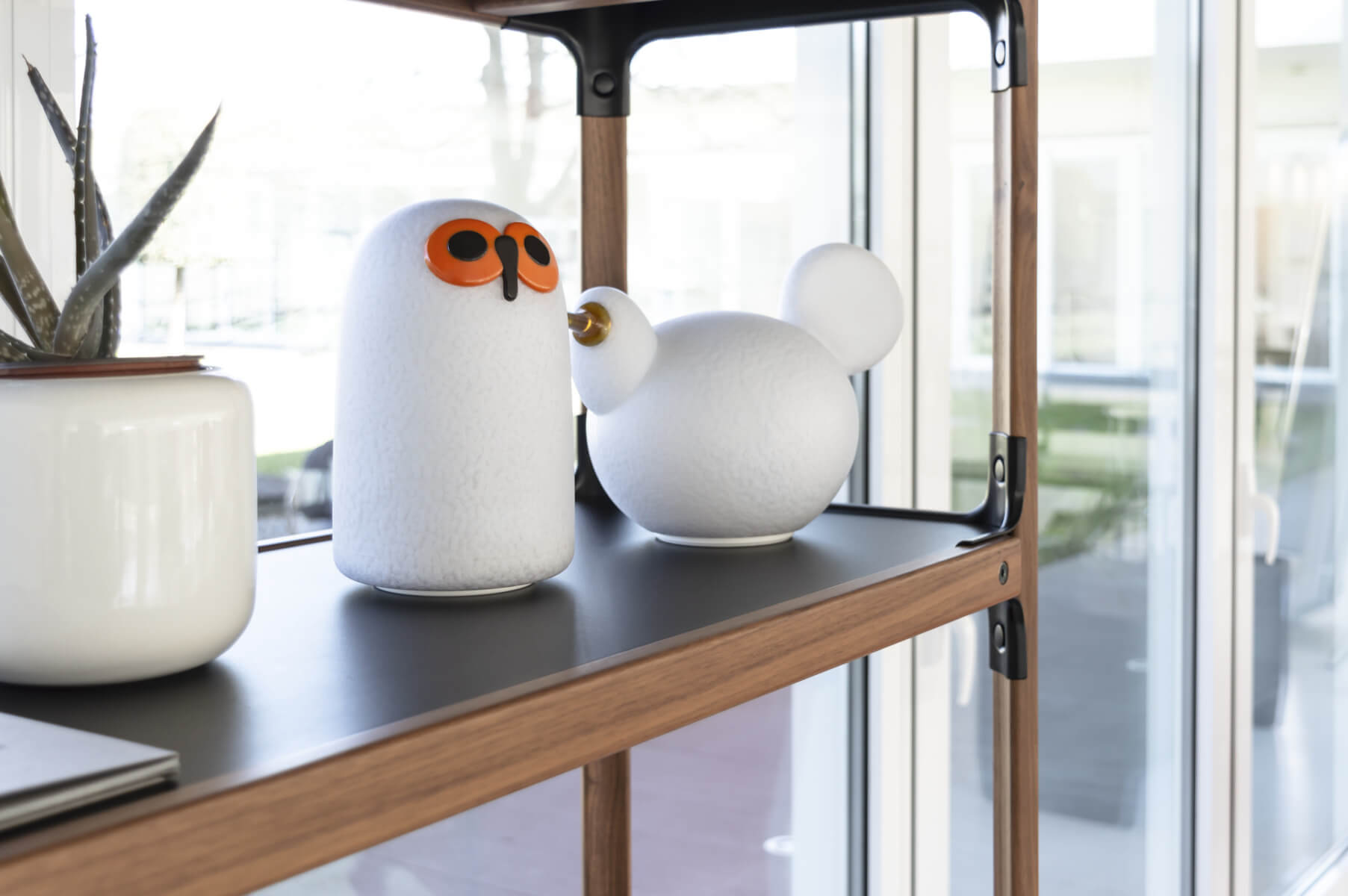 Magis Linnut Siiri Leuchte auf Sideboard oder Regal, hochwertig verarbeitet, minimalistisches und stilvolles Ambiente