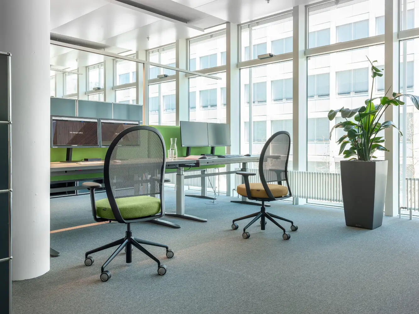 Girsberger Marva Net Bürostuhl in einem hellen Arbeitsbereich mit großzügigen Fensterflächen.