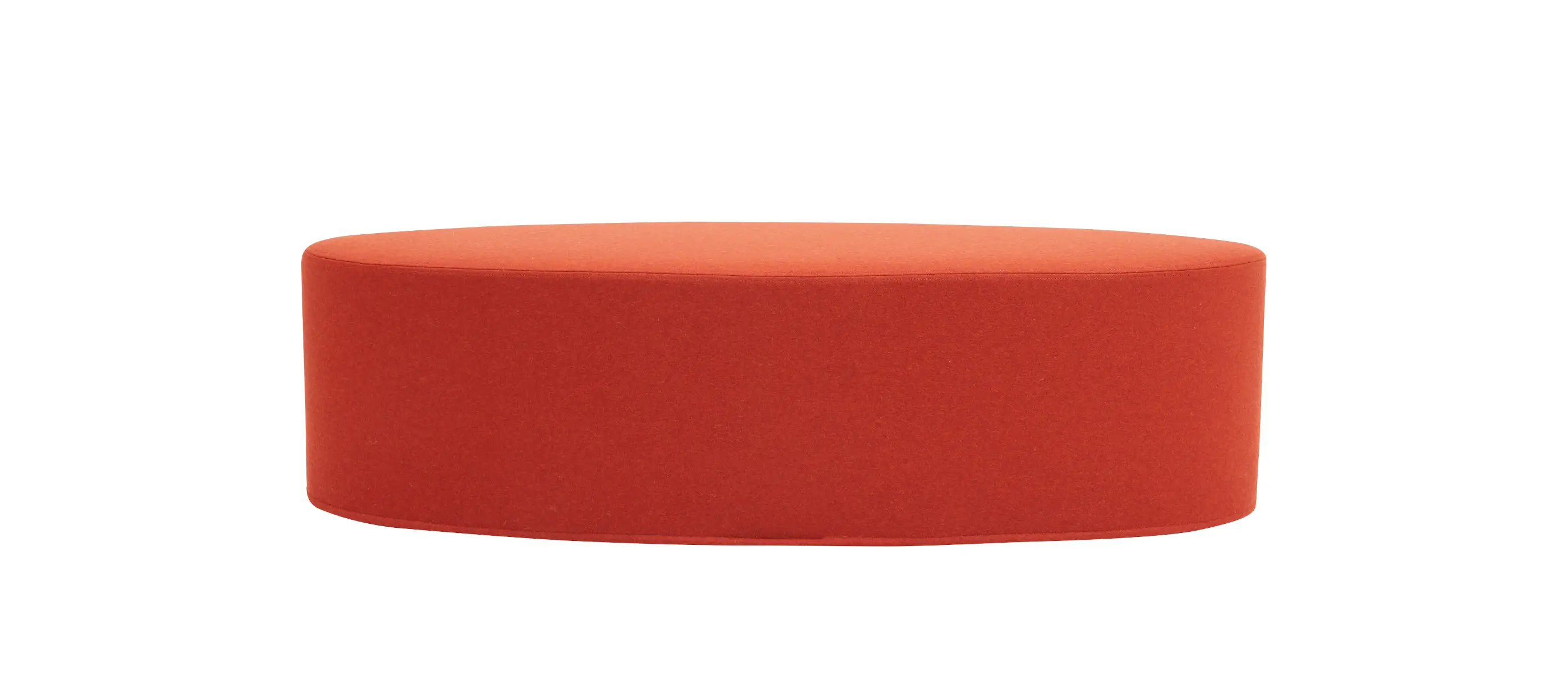 Softline Bon-Bon Hocker Large in Orange aus seitlicher Perspektive mit großzügiger ovaler Sitzfläche und vollständig gepolstertem Korpus.