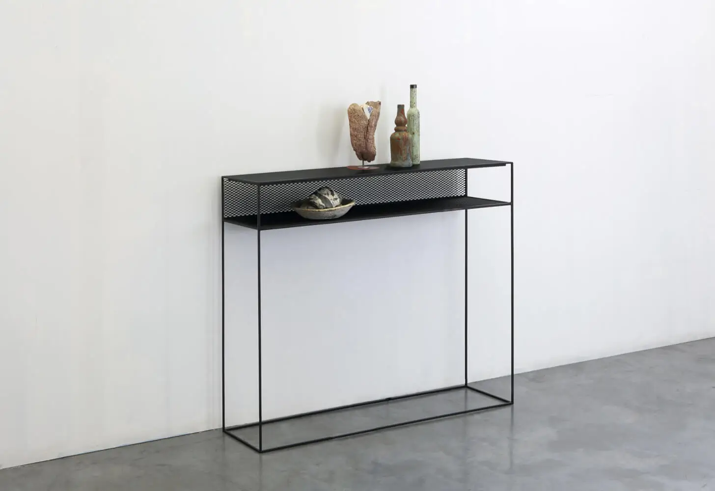 Zeus Tristano Konsolentisch mit dekorativen Accessoires als stilvolle Ablage im modernen Flur.