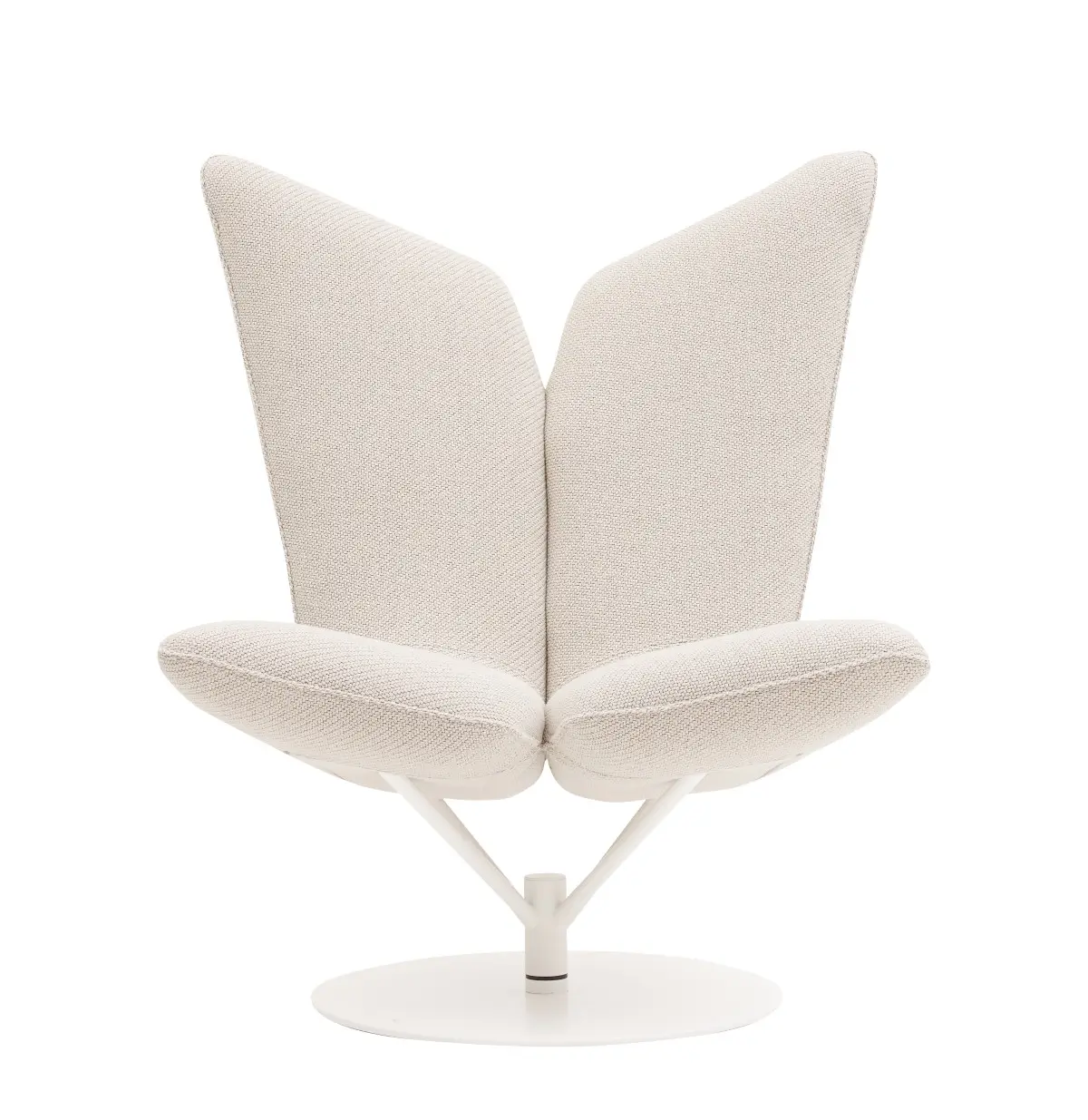 Softline Angel Drehsessel in Beige in frontaler Ansicht mit markanter zweigeteilter hoher Rückenlehne, gepolsterter Sitzfläche und weißem Rundfuß.
