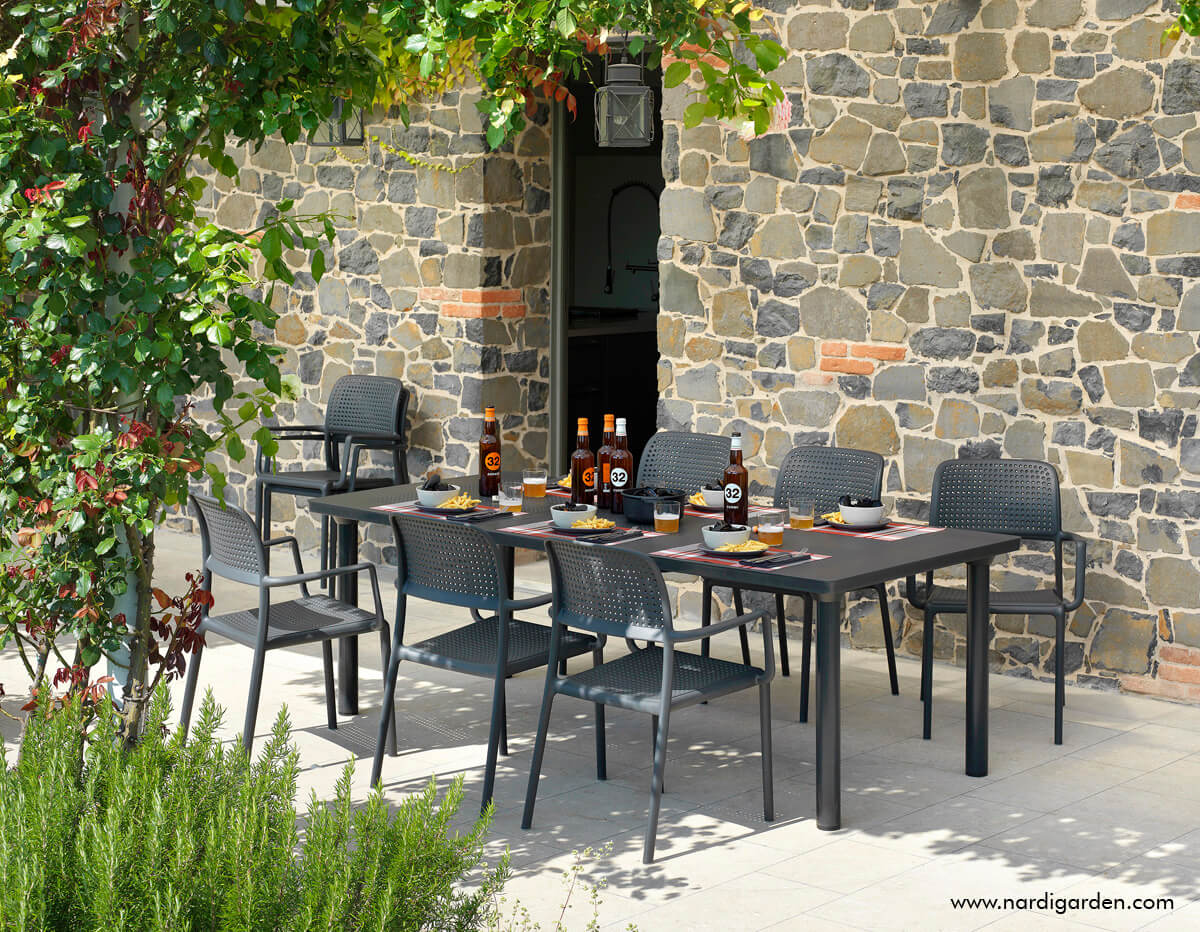 Nardi Bora Armlehnstuhl aus recycelbarem Polypropylen, robust und farbenfroh – modernes Outdoor-Design aus Italien